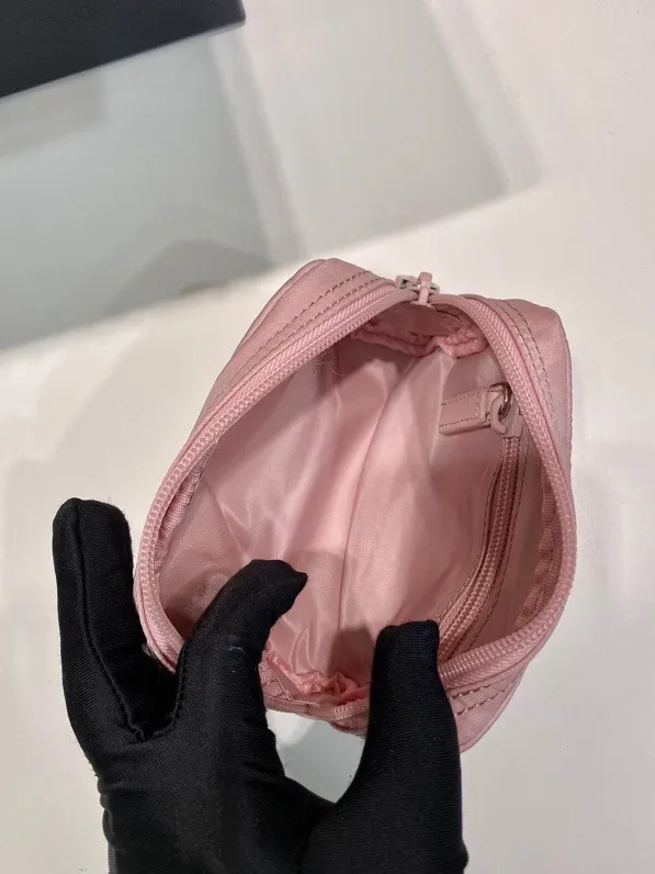 💰280🎉Small clutch🎉1NA339 new product🎉🎉 This clutch is made of innovative Prada Re-Nylon regenerated nylon. The bag has a zipper design, the inner bag is equipped with a zipper pocket, top-grade hardware, large capacity, cards/car keys🔑/lipstick💄/all no problem, babies, the little handbag you have been longing for has arrived👏👏 Length 12x Height 8x Bottom 3.5cm