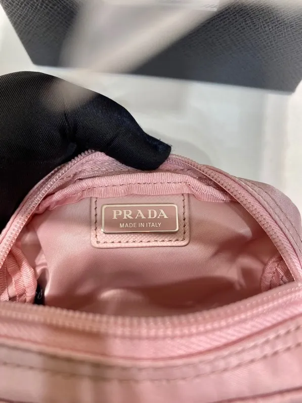 💰280🎉Small clutch🎉1NA339 new product🎉🎉 This clutch is made of innovative Prada Re-Nylon regenerated nylon. The bag has a zipper design, the inner bag is equipped with a zipper pocket, top-grade hardware, large capacity, cards/car keys🔑/lipstick💄/all no problem, babies, the little handbag you have been longing for has arrived👏👏 Length 12x Height 8x Bottom 3.5cm