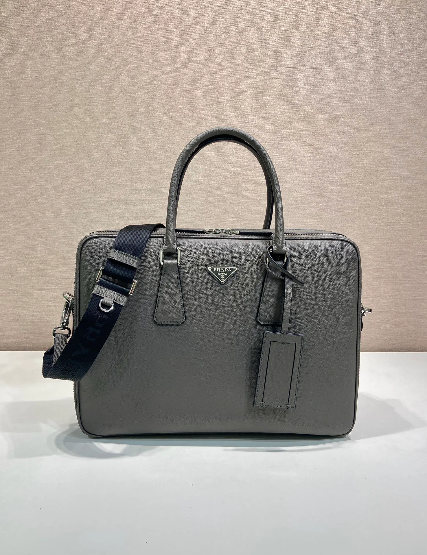💰2160🎉Double Layer Briefcase🎉🎉2VE022 New Color🎉 This elegant and sophisticated briefcase features two compartments, multiple interior pockets and a removable nylon shoulder strap for a functional structure. The body of the bag is made of brand Saffiano leather. It is simple and elegant, and it is a popular style that will never go out of style🎉🎉 Length 38x Height 28x Bottom 6.5cm🎉🎉🎉👏👏👏