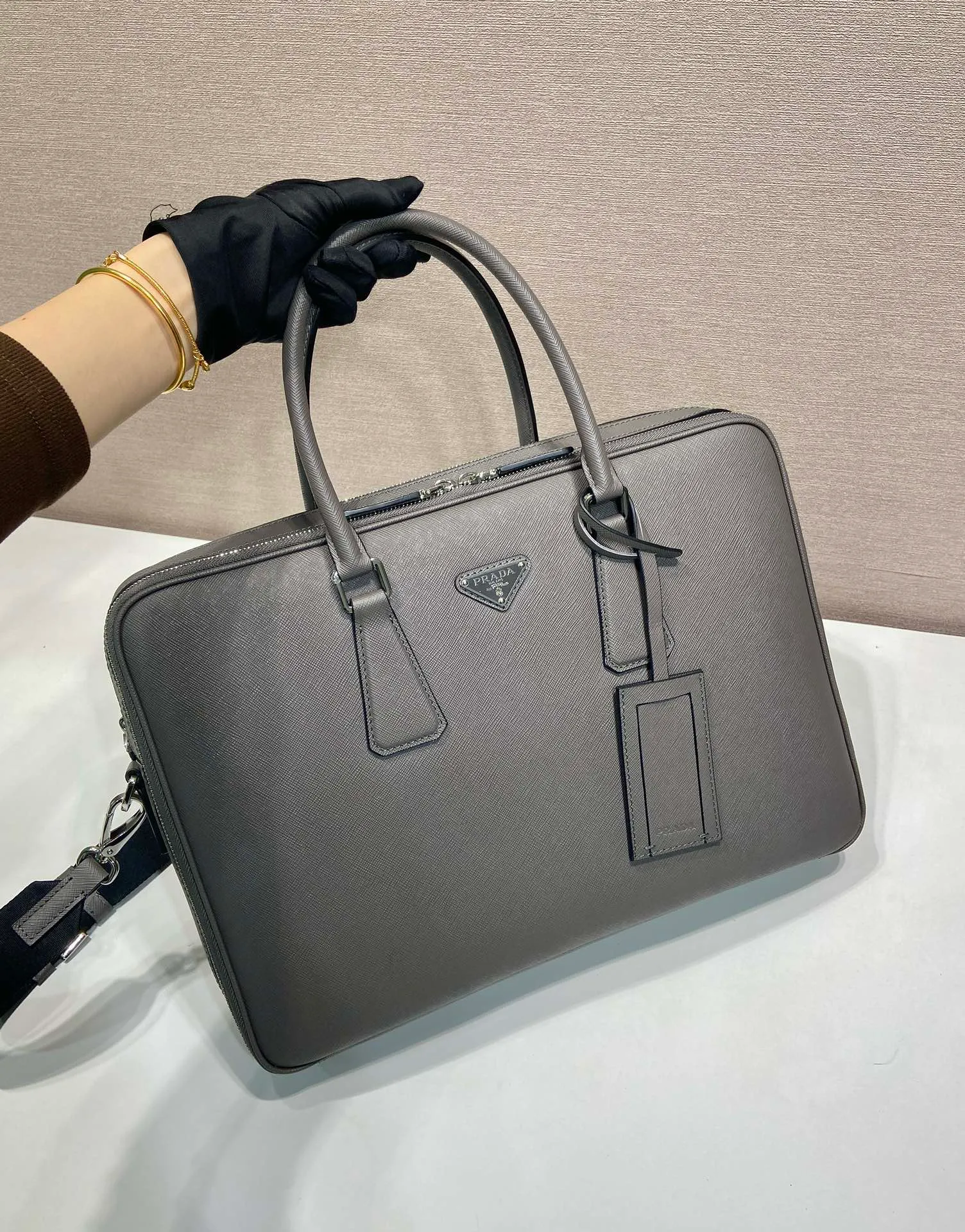 💰2160🎉Double Layer Briefcase🎉🎉2VE022 New Color🎉 This elegant and sophisticated briefcase features two compartments, multiple interior pockets and a removable nylon shoulder strap for a functional structure. The body of the bag is made of brand Saffiano leather. It is simple and elegant, and it is a popular style that will never go out of style🎉🎉 Length 38x Height 28x Bottom 6.5cm🎉🎉🎉👏👏👏