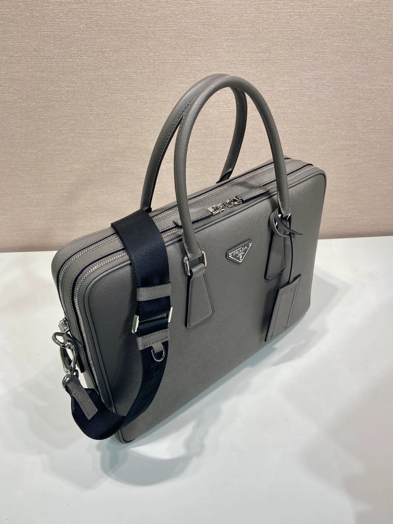💰2160🎉Double Layer Briefcase🎉🎉2VE022 New Color🎉 This elegant and sophisticated briefcase features two compartments, multiple interior pockets and a removable nylon shoulder strap for a functional structure. The body of the bag is made of brand Saffiano leather. It is simple and elegant, and it is a popular style that will never go out of style🎉🎉 Length 38x Height 28x Bottom 6.5cm🎉🎉🎉👏👏👏