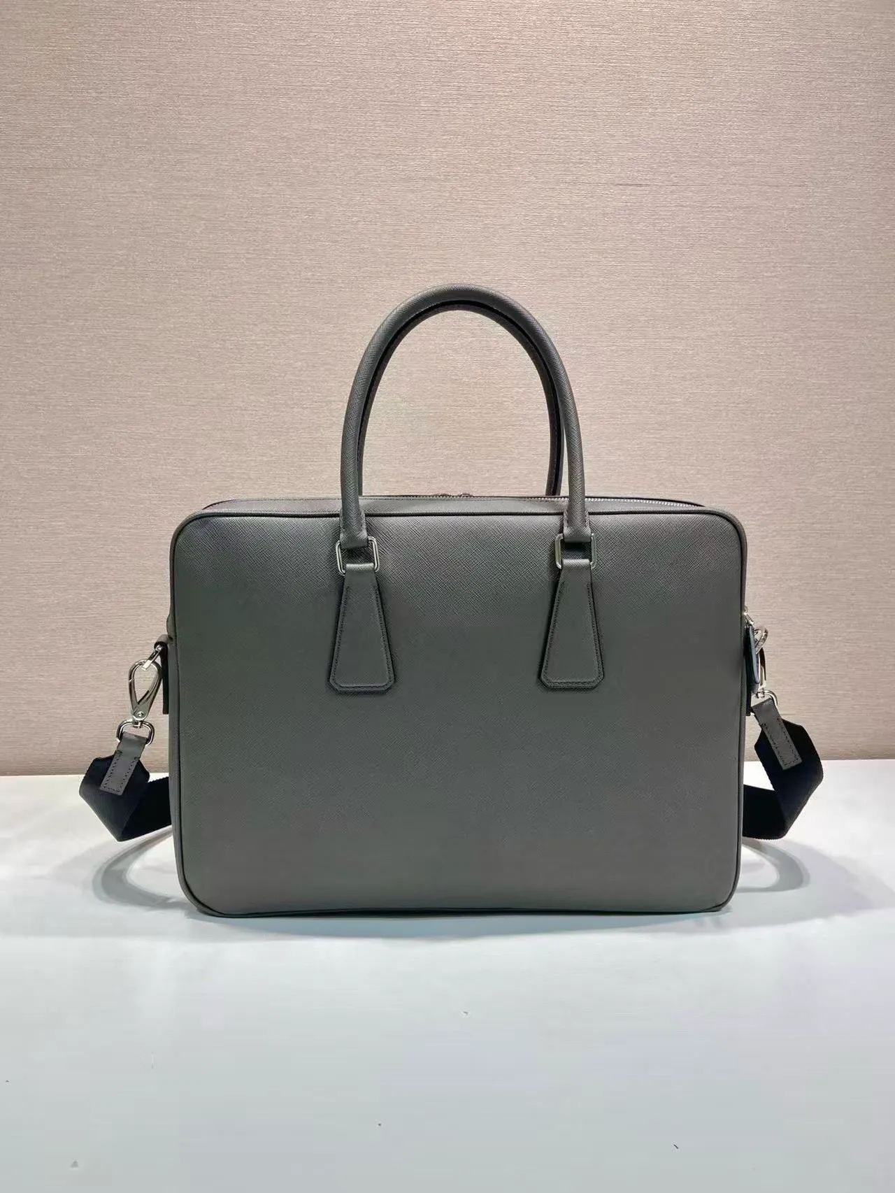 💰2160🎉Double Layer Briefcase🎉🎉2VE022 New Color🎉 This elegant and sophisticated briefcase features two compartments, multiple interior pockets and a removable nylon shoulder strap for a functional structure. The body of the bag is made of brand Saffiano leather. It is simple and elegant, and it is a popular style that will never go out of style🎉🎉 Length 38x Height 28x Bottom 6.5cm🎉🎉🎉👏👏👏