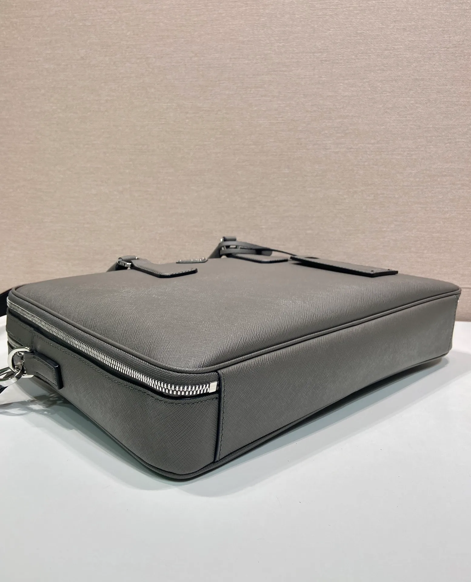 💰2160🎉Double Layer Briefcase🎉🎉2VE022 New Color🎉 This elegant and sophisticated briefcase features two compartments, multiple interior pockets and a removable nylon shoulder strap for a functional structure. The body of the bag is made of brand Saffiano leather. It is simple and elegant, and it is a popular style that will never go out of style🎉🎉 Length 38x Height 28x Bottom 6.5cm🎉🎉🎉👏👏👏