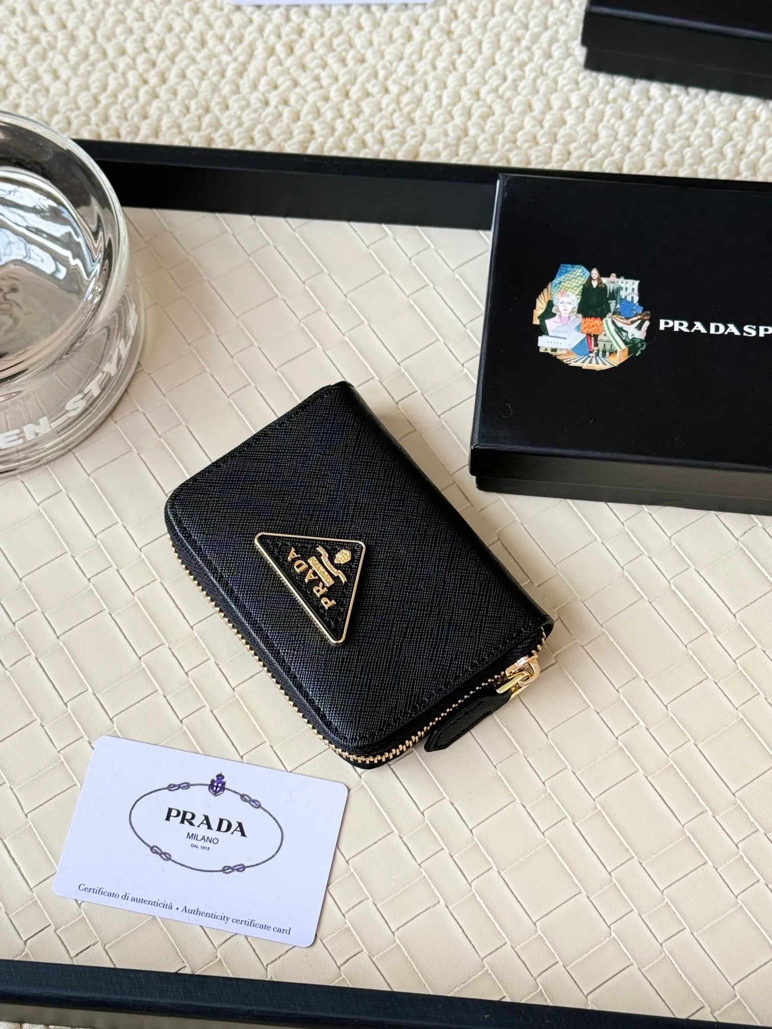💰140PRADA’s popular genuine pickup bag [love] latest style at the counter, official website synchronization, genuine development, model 2MC553 #Color: black/pictured, excellent cowhide texture, imported thread lining, exquisite and even routing, smooth oil edges, exquisite workmanship, size: 12/9/2.5cm with original packaging box card]