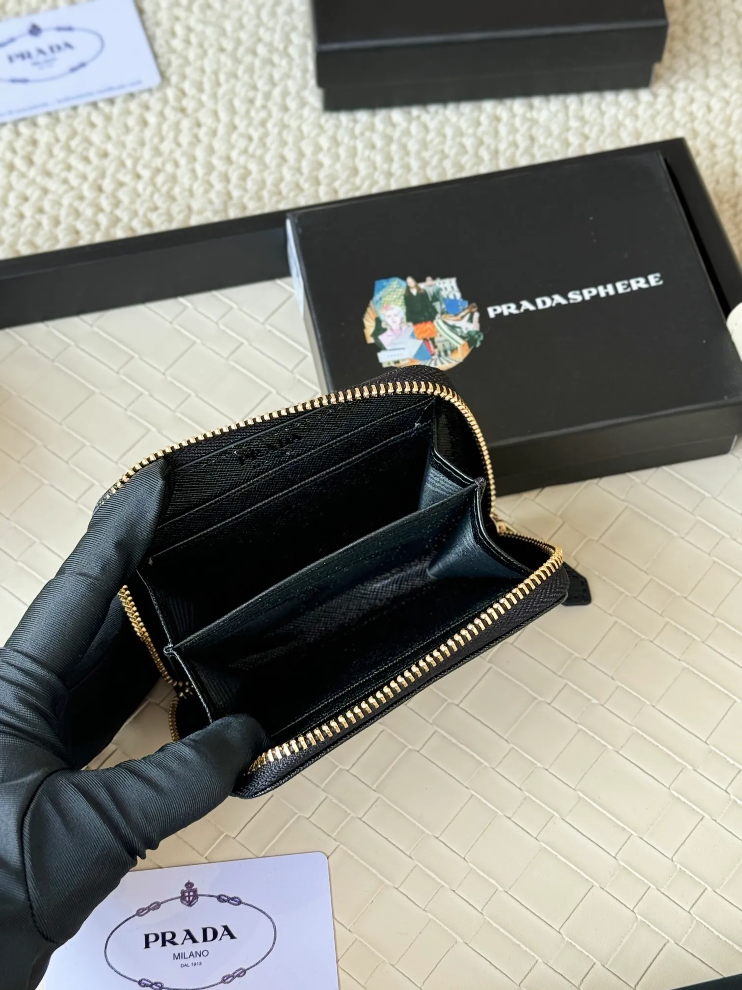 💰140PRADA’s popular genuine pickup bag [love] latest style at the counter, official website synchronization, genuine development, model 2MC553 #Color: black/pictured, excellent cowhide texture, imported thread lining, exquisite and even routing, smooth oil edges, exquisite workmanship, size: 12/9/2.5cm with original packaging box card]