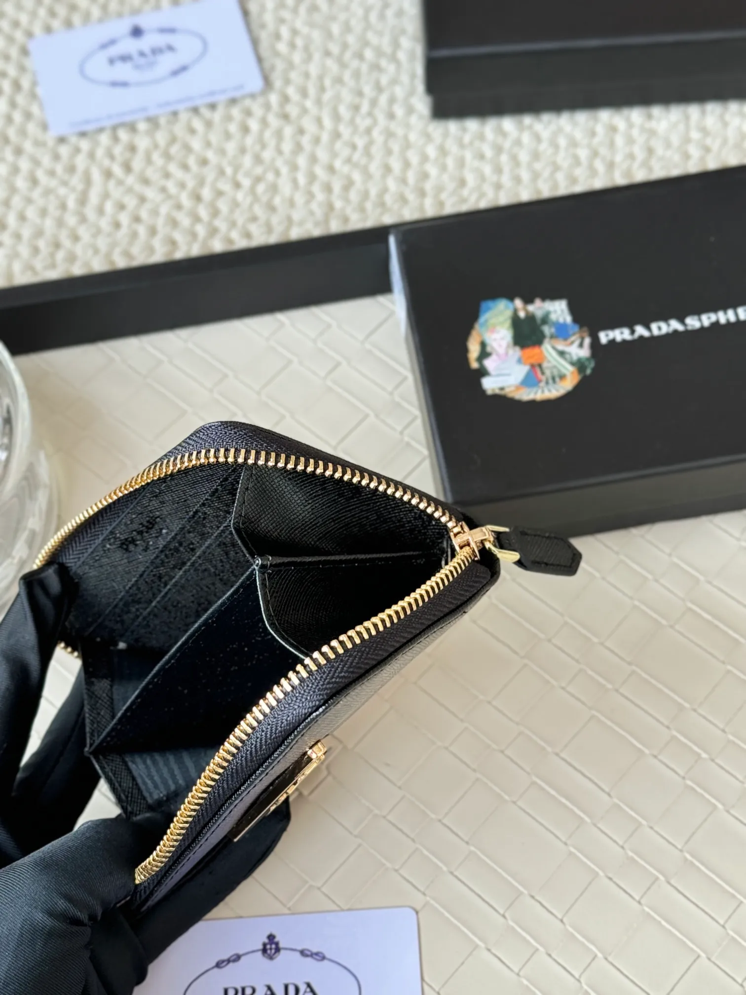 💰140PRADA’s popular genuine pickup bag [love] latest style at the counter, official website synchronization, genuine development, model 2MC553 #Color: black/pictured, excellent cowhide texture, imported thread lining, exquisite and even routing, smooth oil edges, exquisite workmanship, size: 12/9/2.5cm with original packaging box card]