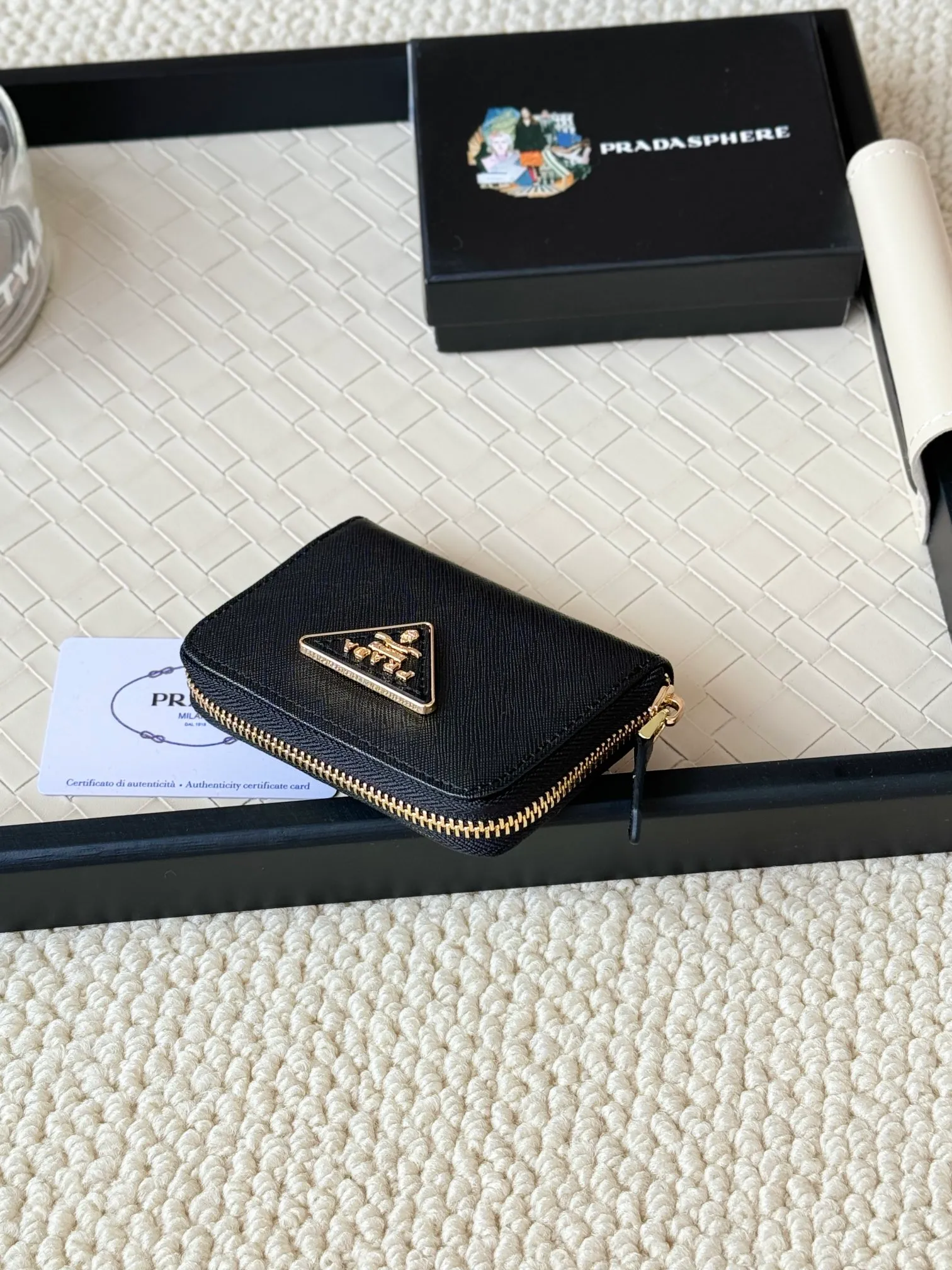 💰140PRADA’s popular genuine pickup bag [love] latest style at the counter, official website synchronization, genuine development, model 2MC553 #Color: black/pictured, excellent cowhide texture, imported thread lining, exquisite and even routing, smooth oil edges, exquisite workmanship, size: 12/9/2.5cm with original packaging box card]