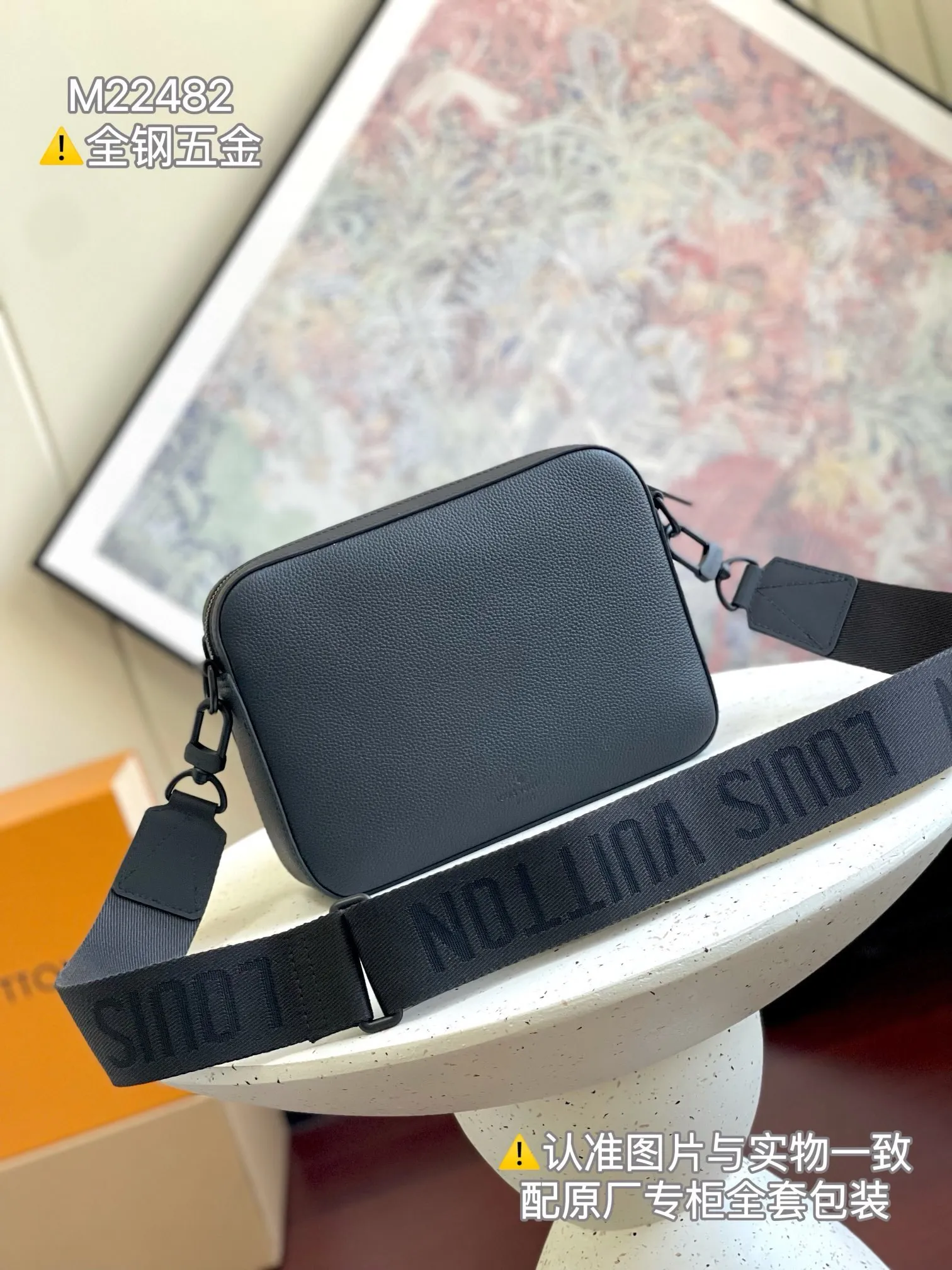 P¥1160👉nfc163C01 dynamic chip version👈 [100% MB special grade all-steel hardware A-grade black steel] This Fastline messenger bag is made of soft cow leather and has a close-fitting shape. It is equipped with a practical front pocket that can accommodate daily needs such as mobile phones, short wallets, notepads and headphones. The Louis Vuitton logo shoulder strap is adjustable or removable, allowing you to switch between shoulder and cross-body wear. Cow leather - Cow leather trim - Textile lining - Metal hardware - Metal LV lettering - Zipper closure - Front flap with magnetic buckle - Shoulder strap: removable and adjustable! ! Model: M22482; Size: 23.5x18x7CM