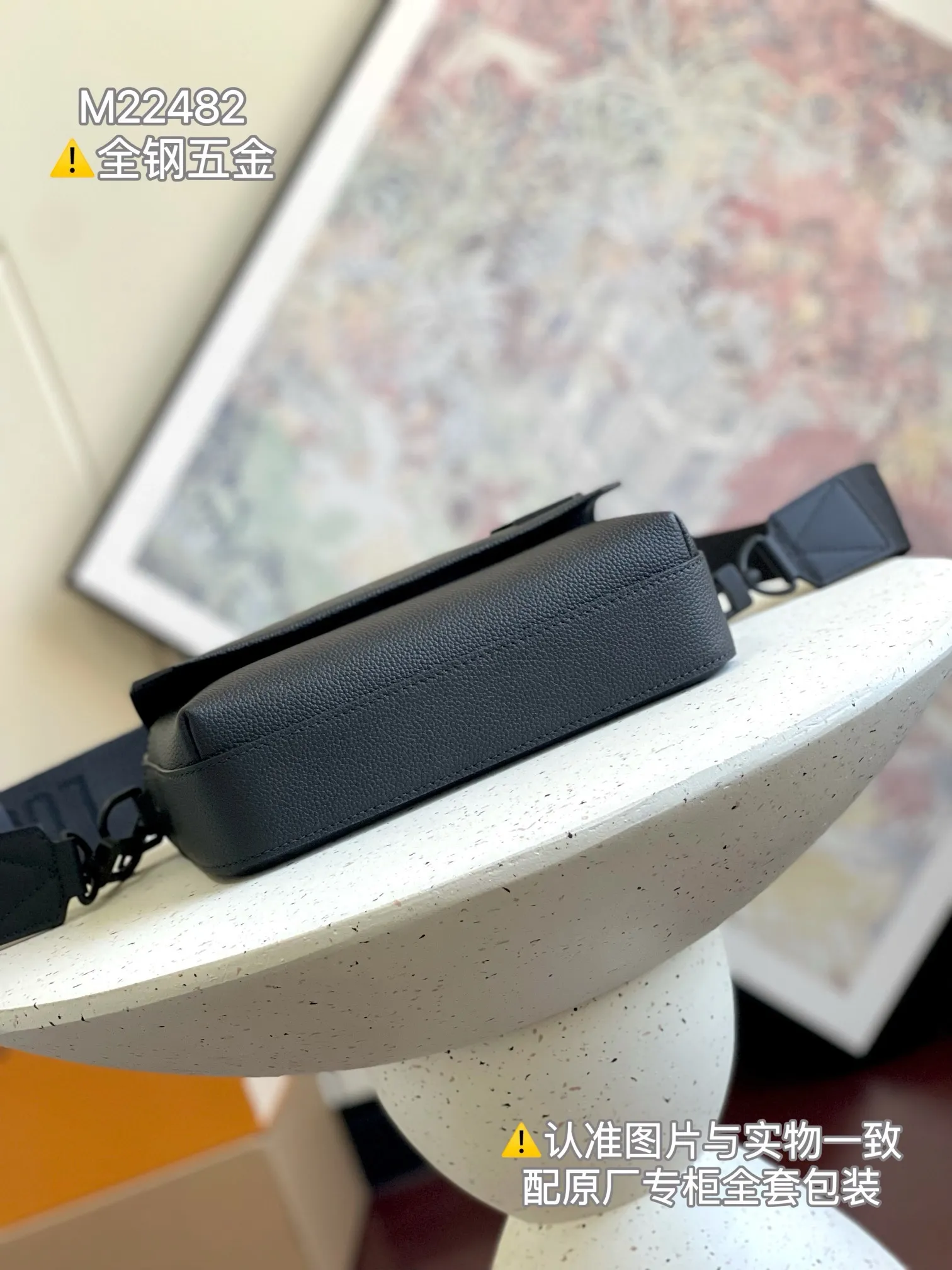 P¥1160👉nfc163C01 dynamic chip version👈 [100% MB special grade all-steel hardware A-grade black steel] This Fastline messenger bag is made of soft cow leather and has a close-fitting shape. It is equipped with a practical front pocket that can accommodate daily needs such as mobile phones, short wallets, notepads and headphones. The Louis Vuitton logo shoulder strap is adjustable or removable, allowing you to switch between shoulder and cross-body wear. Cow leather - Cow leather trim - Textile lining - Metal hardware - Metal LV lettering - Zipper closure - Front flap with magnetic buckle - Shoulder strap: removable and adjustable! ! Model: M22482; Size: 23.5x18x7CM