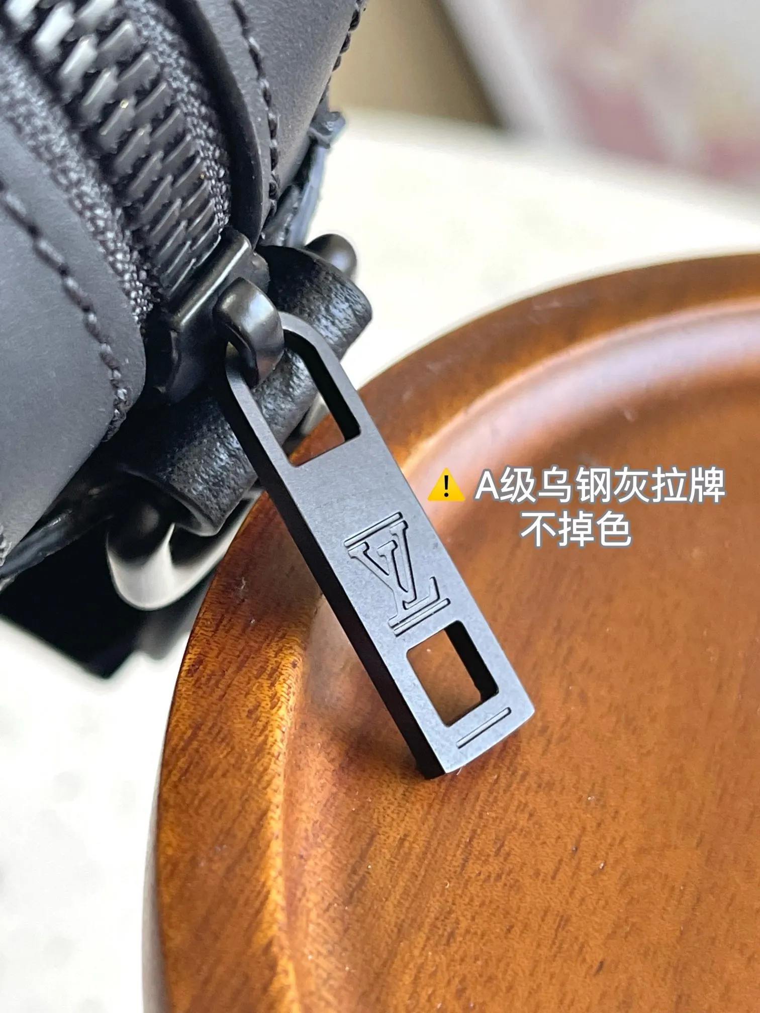 P¥1160👉nfc163C01 dynamic chip version👈 [100% MB special grade all-steel hardware A-grade black steel] This Fastline messenger bag is made of soft cow leather and has a close-fitting shape. It is equipped with a practical front pocket that can accommodate daily needs such as mobile phones, short wallets, notepads and headphones. The Louis Vuitton logo shoulder strap is adjustable or removable, allowing you to switch between shoulder and cross-body wear. Cow leather - Cow leather trim - Textile lining - Metal hardware - Metal LV lettering - Zipper closure - Front flap with magnetic buckle - Shoulder strap: removable and adjustable! ! Model: M22482; Size: 23.5x18x7CM