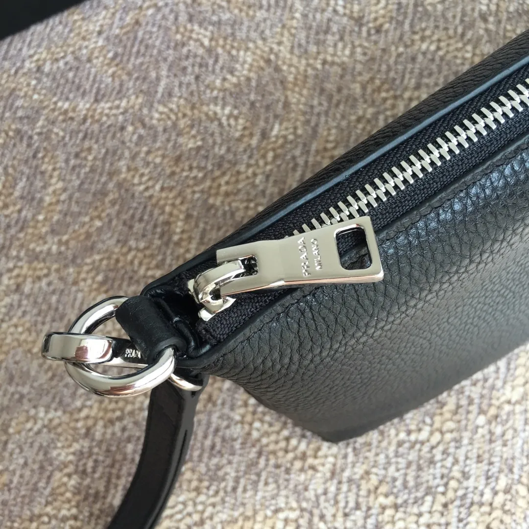 💰1060, the popular handbag has arrived again, 0050 black, top quality. Made of imported deerskin pattern, inner and outer leather, 175 OEM code, length 29x height 18cm