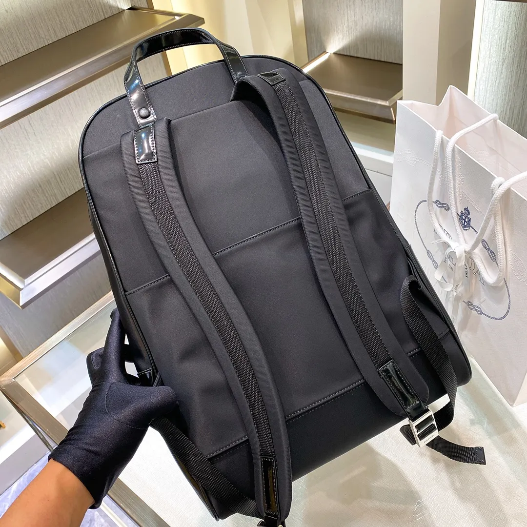 💰1520✨New product launch✨New men's backpack 2VZ084 Triangular enamel logo Imported original parachute fabric with glossy cowhide Original hardware accessories Equipped with spacious front pockets Adjustable woven nylon straps and leather straps Comes with a luggage attachment strap that can be put on the trolley suitcase Perfect details comparable to counters😘A must-have for fashionable casual fashionistas [Proud] Size 30*43*15cm
