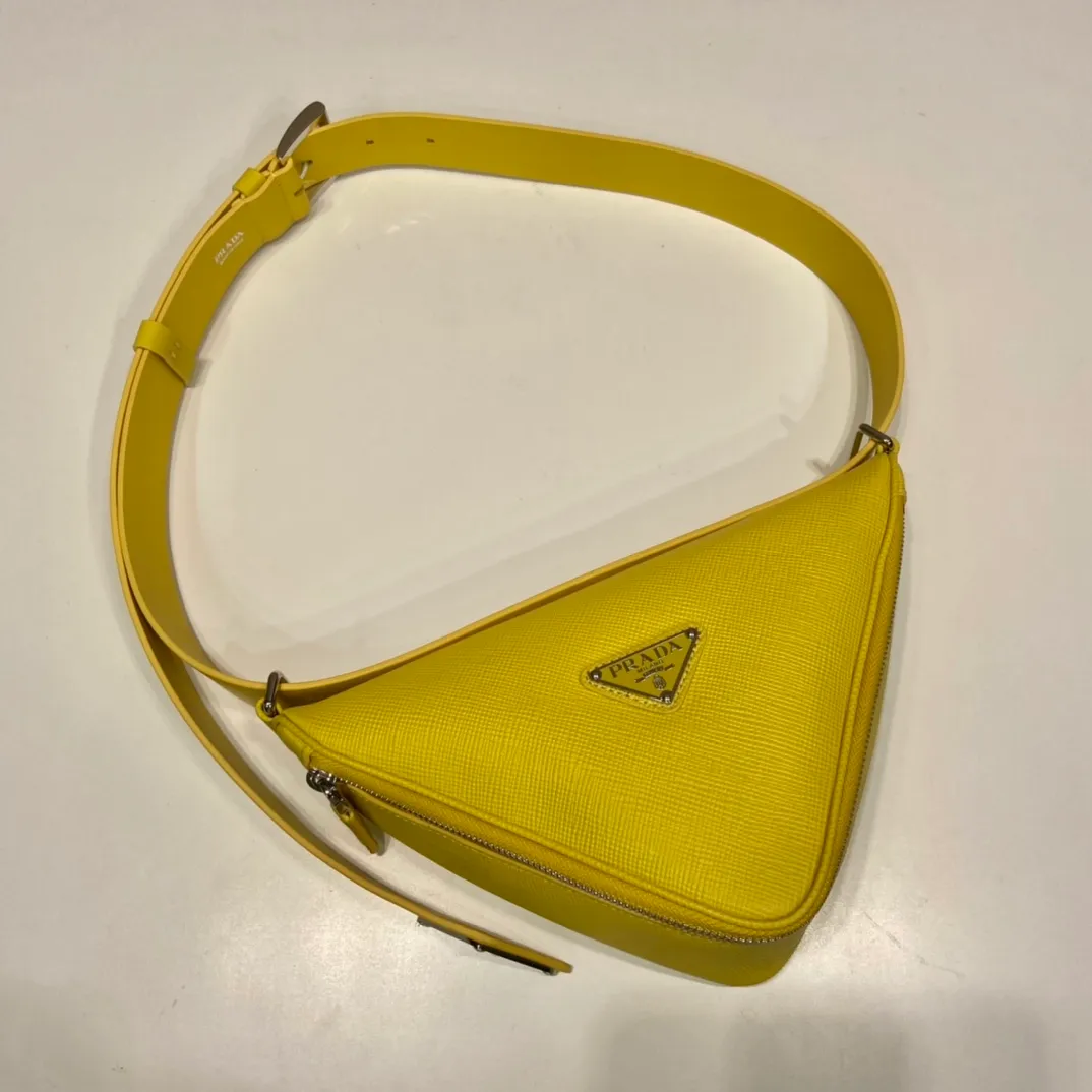 💰1520🎉Belt triangle bag🎉2VL039🎉🎉 This triangle bag is composed of a leather belt, using imported cross-grain cowhide and imported calfskin, showing a distinctive style. What I love most is that after the leather belt is detached, it can be matched with a variety of different clothes. The waist bag can be used as a clutch. Waist bag/crossbody/clutch/shoulder bag. It’s so perfect, hurry up and get it, babies 🎉🎉👏👏 Triangular bag size: length 25x height 14x bottom 9cm Belt size: total length 138cm