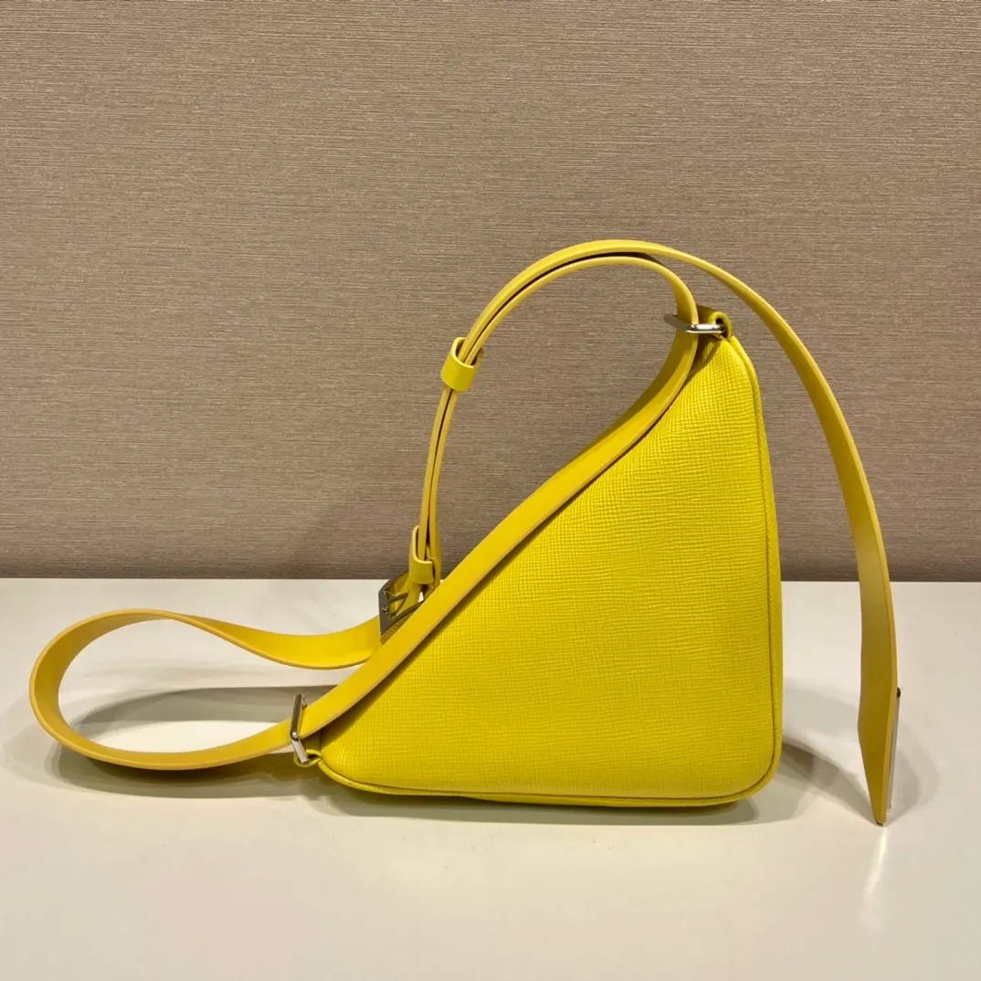 💰1520🎉Belt triangle bag🎉2VL039🎉🎉 This triangle bag is composed of a leather belt, using imported cross-grain cowhide and imported calfskin, showing a distinctive style. What I love most is that after the leather belt is detached, it can be matched with a variety of different clothes. The waist bag can be used as a clutch. Waist bag/crossbody/clutch/shoulder bag. It’s so perfect, hurry up and get it, babies 🎉🎉👏👏 Triangular bag size: length 25x height 14x bottom 9cm Belt size: total length 138cm