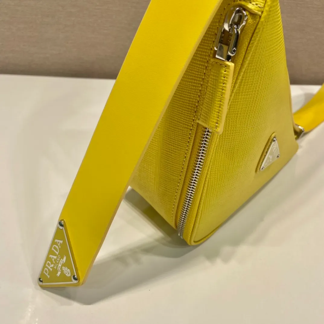 💰1520🎉Belt triangle bag🎉2VL039🎉🎉 This triangle bag is composed of a leather belt, using imported cross-grain cowhide and imported calfskin, showing a distinctive style. What I love most is that after the leather belt is detached, it can be matched with a variety of different clothes. The waist bag can be used as a clutch. Waist bag/crossbody/clutch/shoulder bag. It’s so perfect, hurry up and get it, babies 🎉🎉👏👏 Triangular bag size: length 25x height 14x bottom 9cm Belt size: total length 138cm