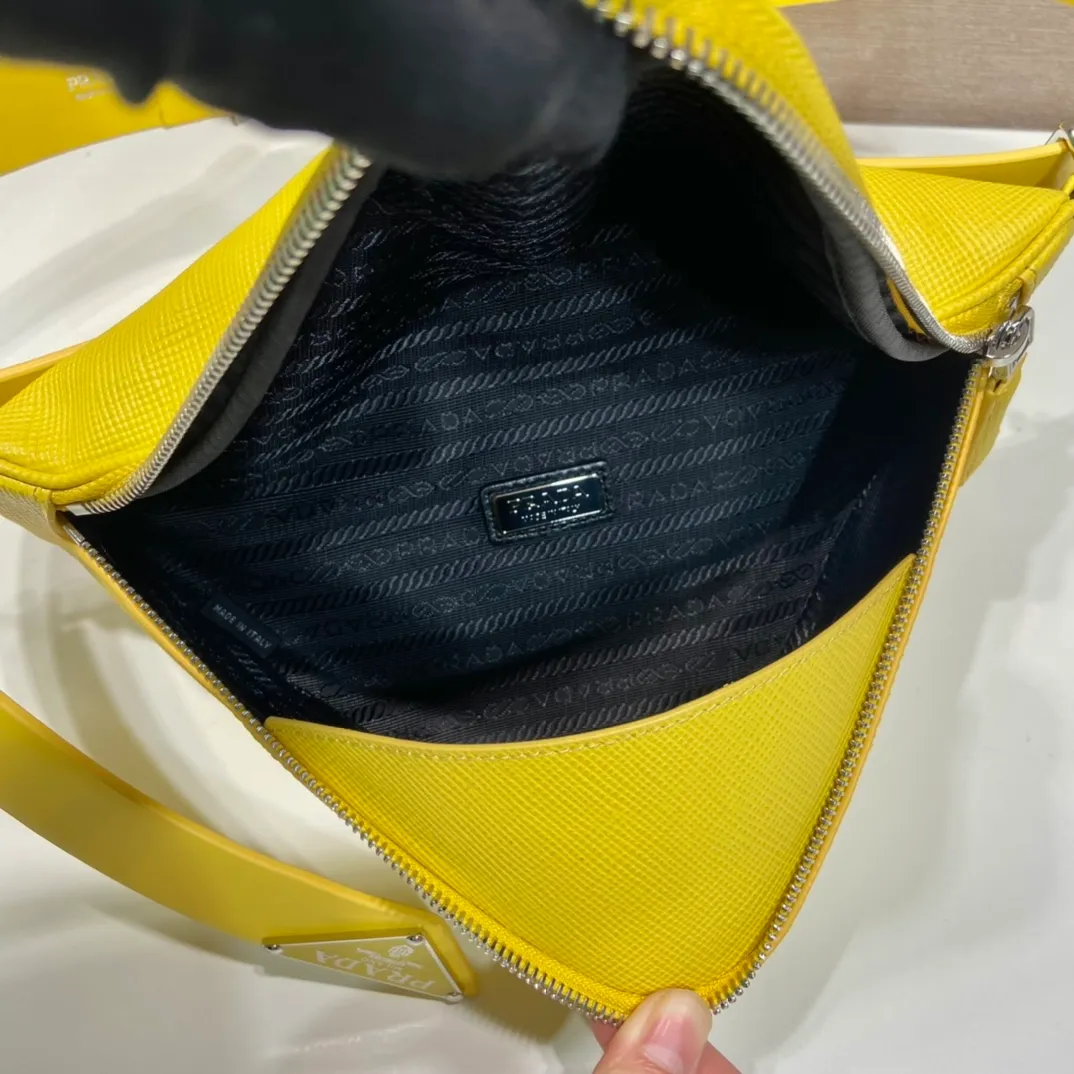 💰1520🎉Belt triangle bag🎉2VL039🎉🎉 This triangle bag is composed of a leather belt, using imported cross-grain cowhide and imported calfskin, showing a distinctive style. What I love most is that after the leather belt is detached, it can be matched with a variety of different clothes. The waist bag can be used as a clutch. Waist bag/crossbody/clutch/shoulder bag. It’s so perfect, hurry up and get it, babies 🎉🎉👏👏 Triangular bag size: length 25x height 14x bottom 9cm Belt size: total length 138cm