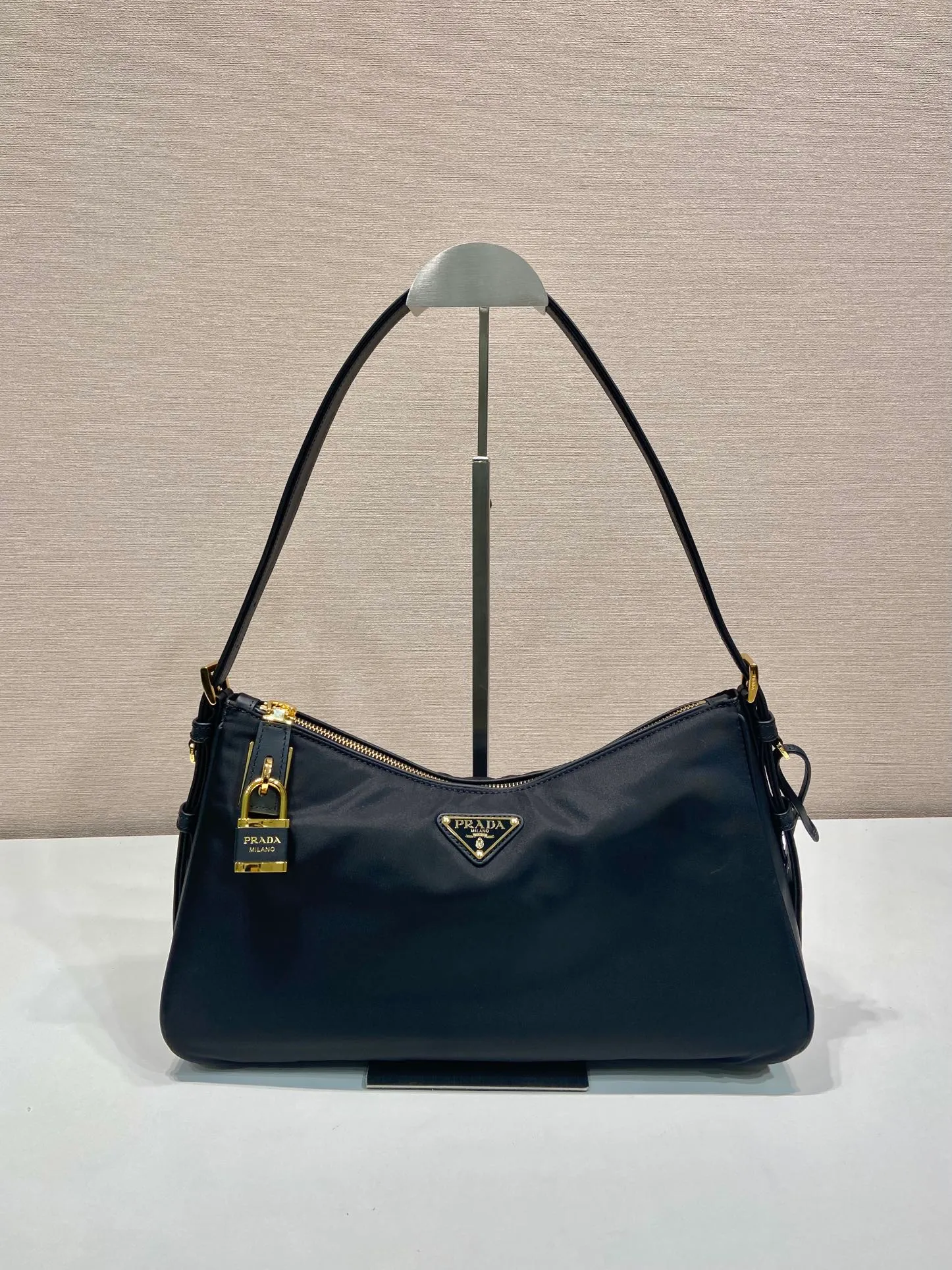 💰1260🎉New style🎉1BC232 Nylon Lock Bag🎉 This Tessuto Locker shoulder bag has a modern and versatile style and is made of Re-Nylon material. Finished with fine calfskin details. Adjustable leather shoulder strap, spacious capacity, with zipper and favorite padlock closure😘😘Another popular style that will never go out of style🎉Hurry up and get it now Length 34x Height 19.5x Bottom 10cm🎉🎉