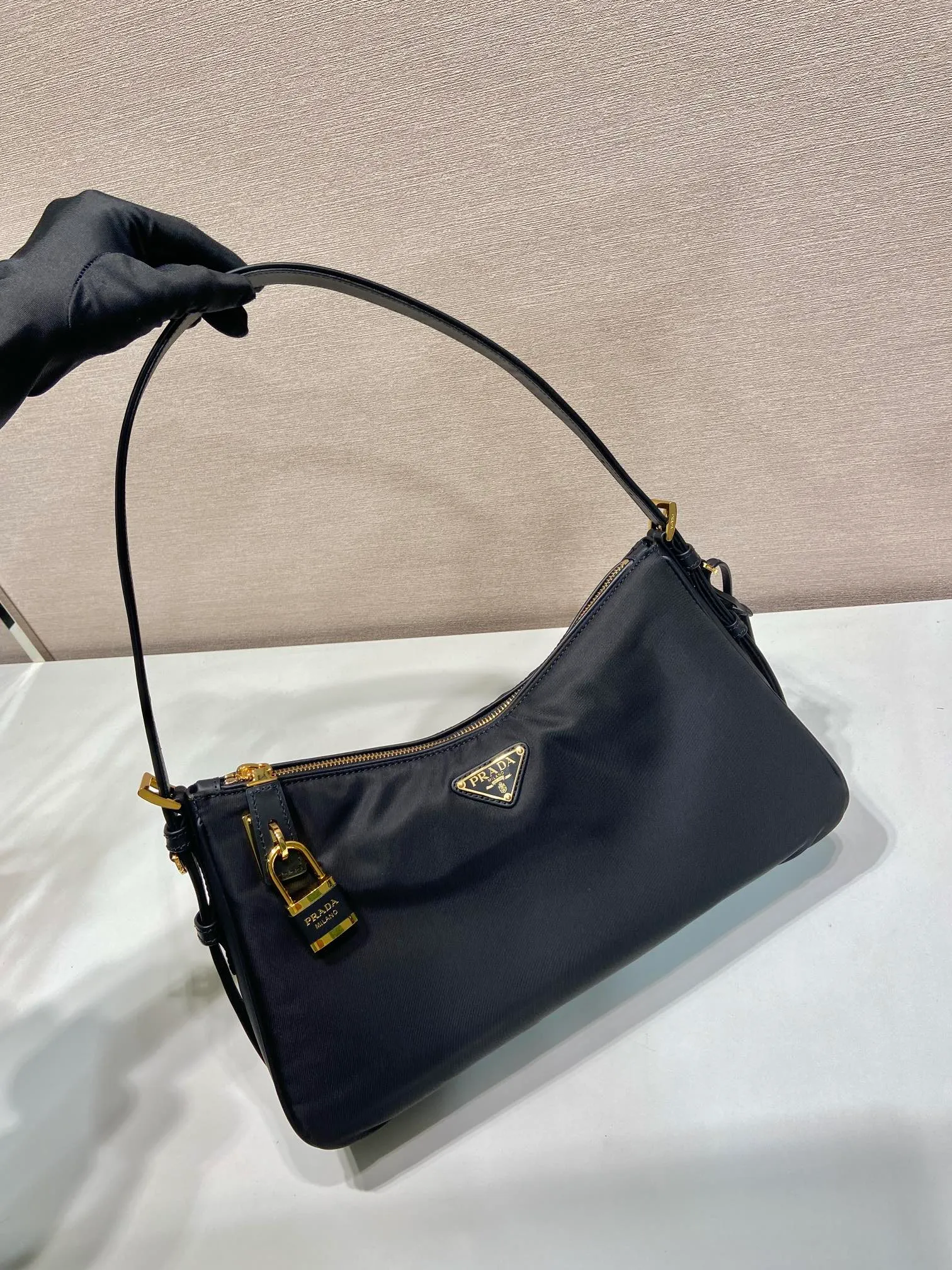 💰1260🎉New style🎉1BC232 Nylon Lock Bag🎉 This Tessuto Locker shoulder bag has a modern and versatile style and is made of Re-Nylon material. Finished with fine calfskin details. Adjustable leather shoulder strap, spacious capacity, with zipper and favorite padlock closure😘😘Another popular style that will never go out of style🎉Hurry up and get it now Length 34x Height 19.5x Bottom 10cm🎉🎉