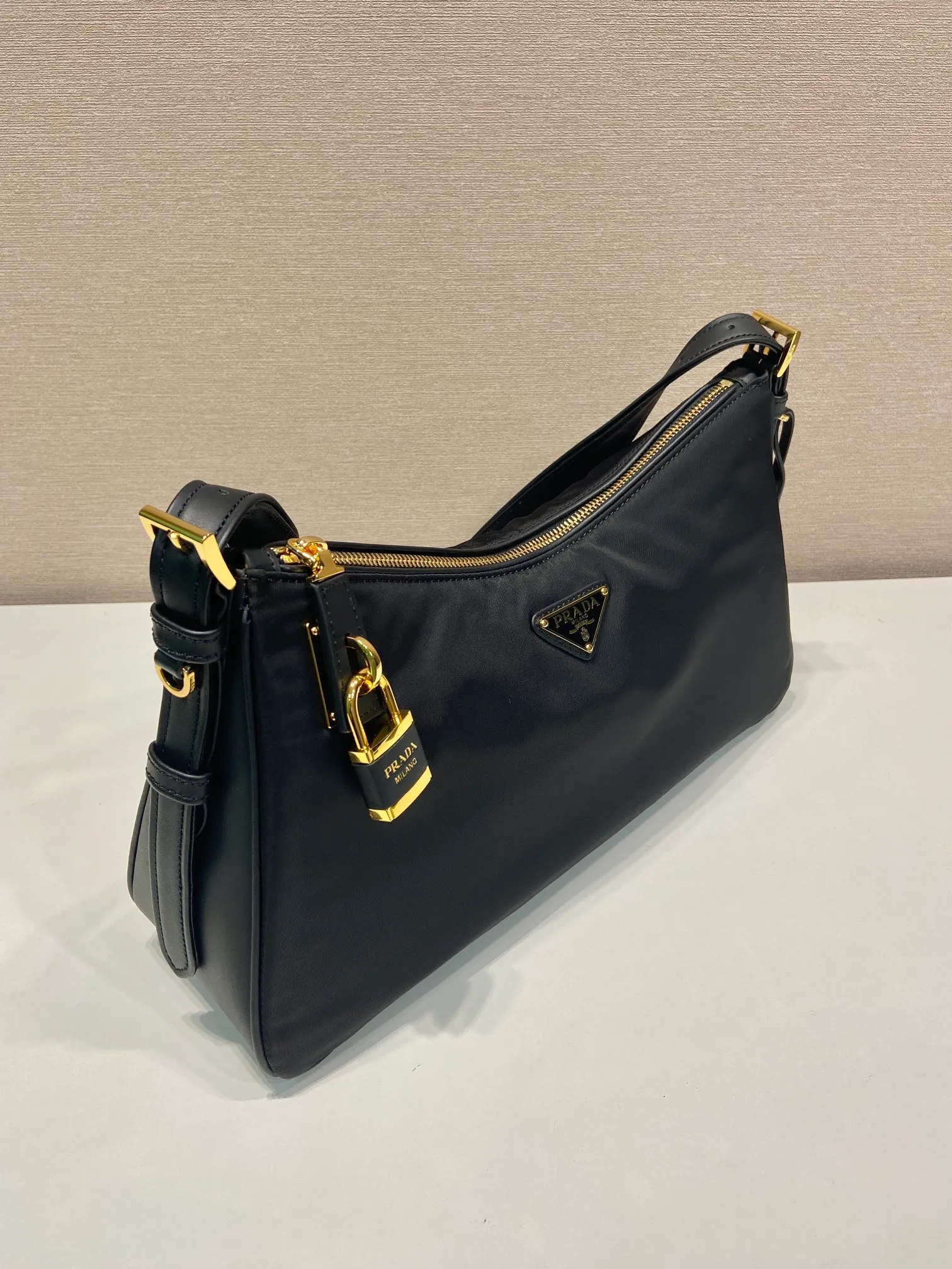 💰1260🎉New style🎉1BC232 Nylon Lock Bag🎉 This Tessuto Locker shoulder bag has a modern and versatile style and is made of Re-Nylon material. Finished with fine calfskin details. Adjustable leather shoulder strap, spacious capacity, with zipper and favorite padlock closure😘😘Another popular style that will never go out of style🎉Hurry up and get it now Length 34x Height 19.5x Bottom 10cm🎉🎉