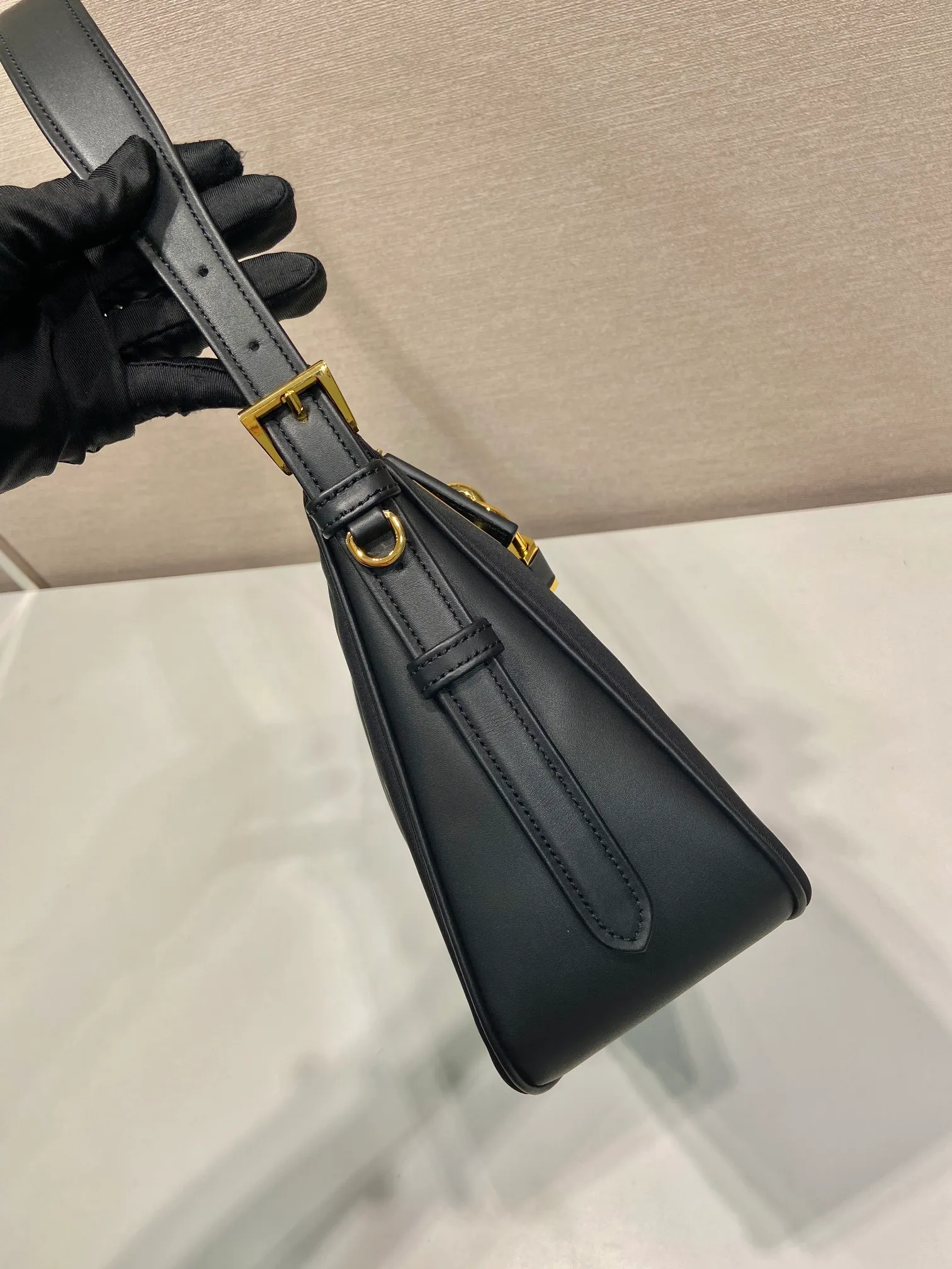 💰1260🎉New style🎉1BC232 Nylon Lock Bag🎉 This Tessuto Locker shoulder bag has a modern and versatile style and is made of Re-Nylon material. Finished with fine calfskin details. Adjustable leather shoulder strap, spacious capacity, with zipper and favorite padlock closure😘😘Another popular style that will never go out of style🎉Hurry up and get it now Length 34x Height 19.5x Bottom 10cm🎉🎉