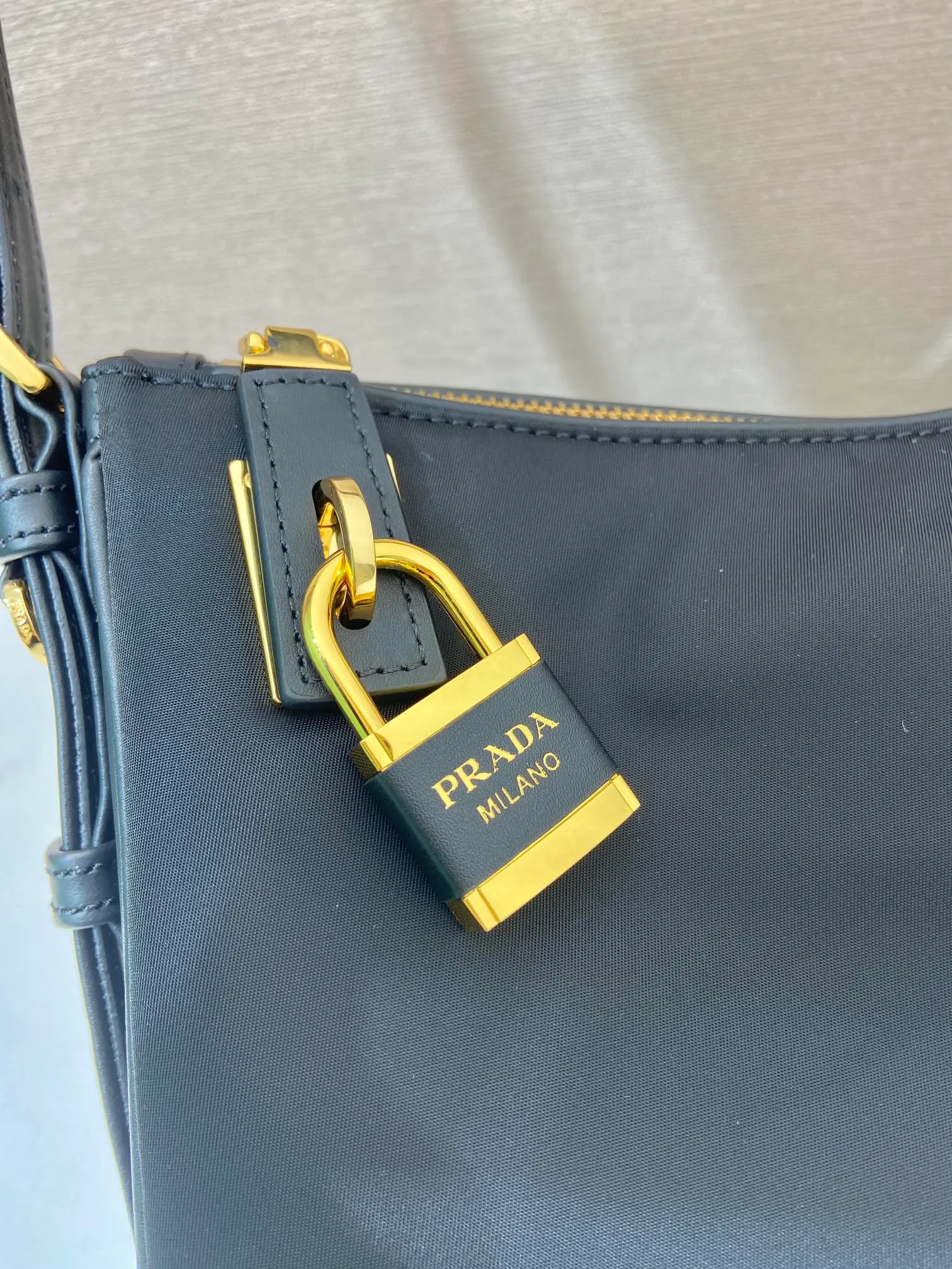 💰1260🎉New style🎉1BC232 Nylon Lock Bag🎉 This Tessuto Locker shoulder bag has a modern and versatile style and is made of Re-Nylon material. Finished with fine calfskin details. Adjustable leather shoulder strap, spacious capacity, with zipper and favorite padlock closure😘😘Another popular style that will never go out of style🎉Hurry up and get it now Length 34x Height 19.5x Bottom 10cm🎉🎉