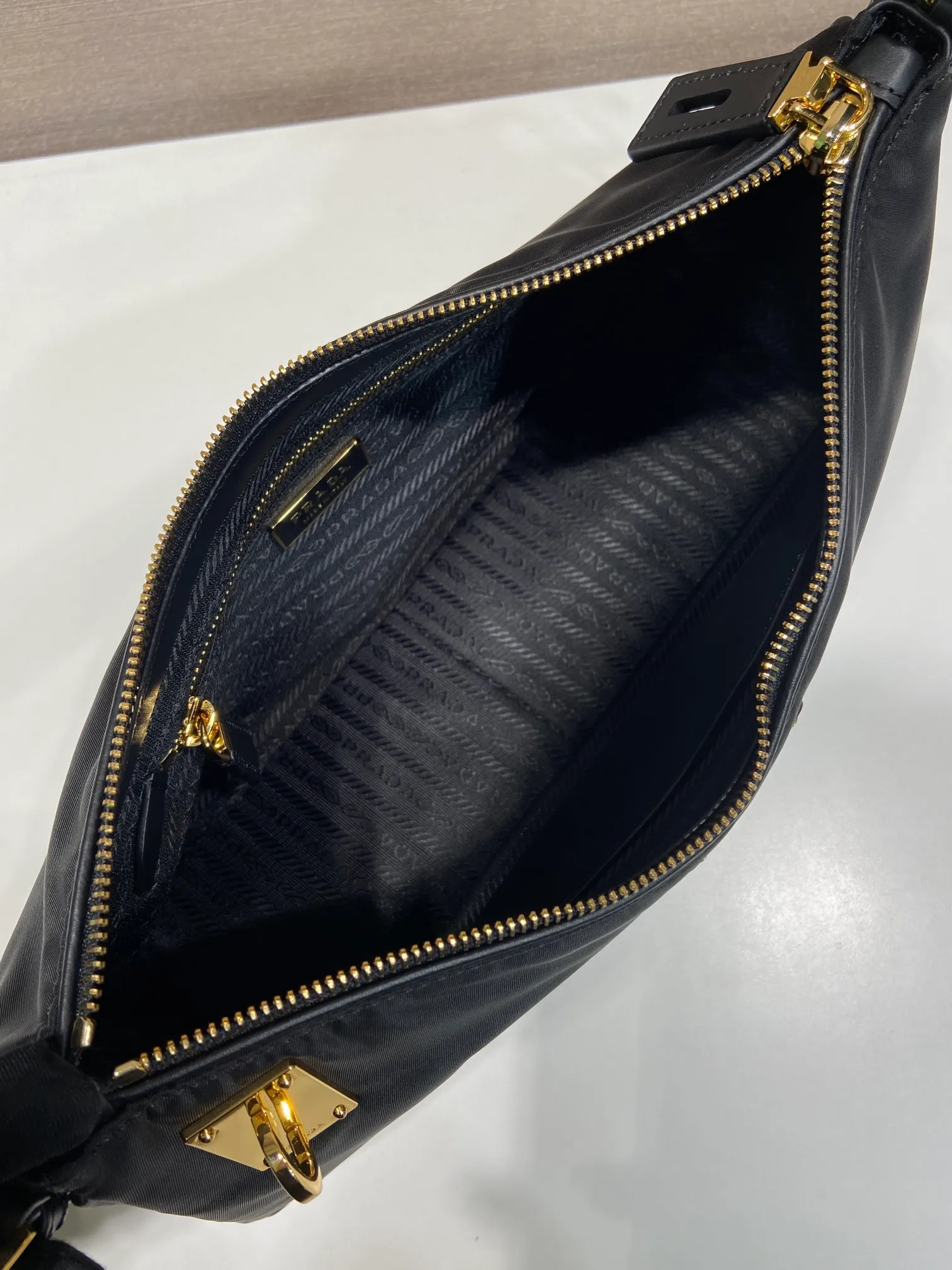 💰1260🎉New style🎉1BC232 Nylon Lock Bag🎉 This Tessuto Locker shoulder bag has a modern and versatile style and is made of Re-Nylon material. Finished with fine calfskin details. Adjustable leather shoulder strap, spacious capacity, with zipper and favorite padlock closure😘😘Another popular style that will never go out of style🎉Hurry up and get it now Length 34x Height 19.5x Bottom 10cm🎉🎉
