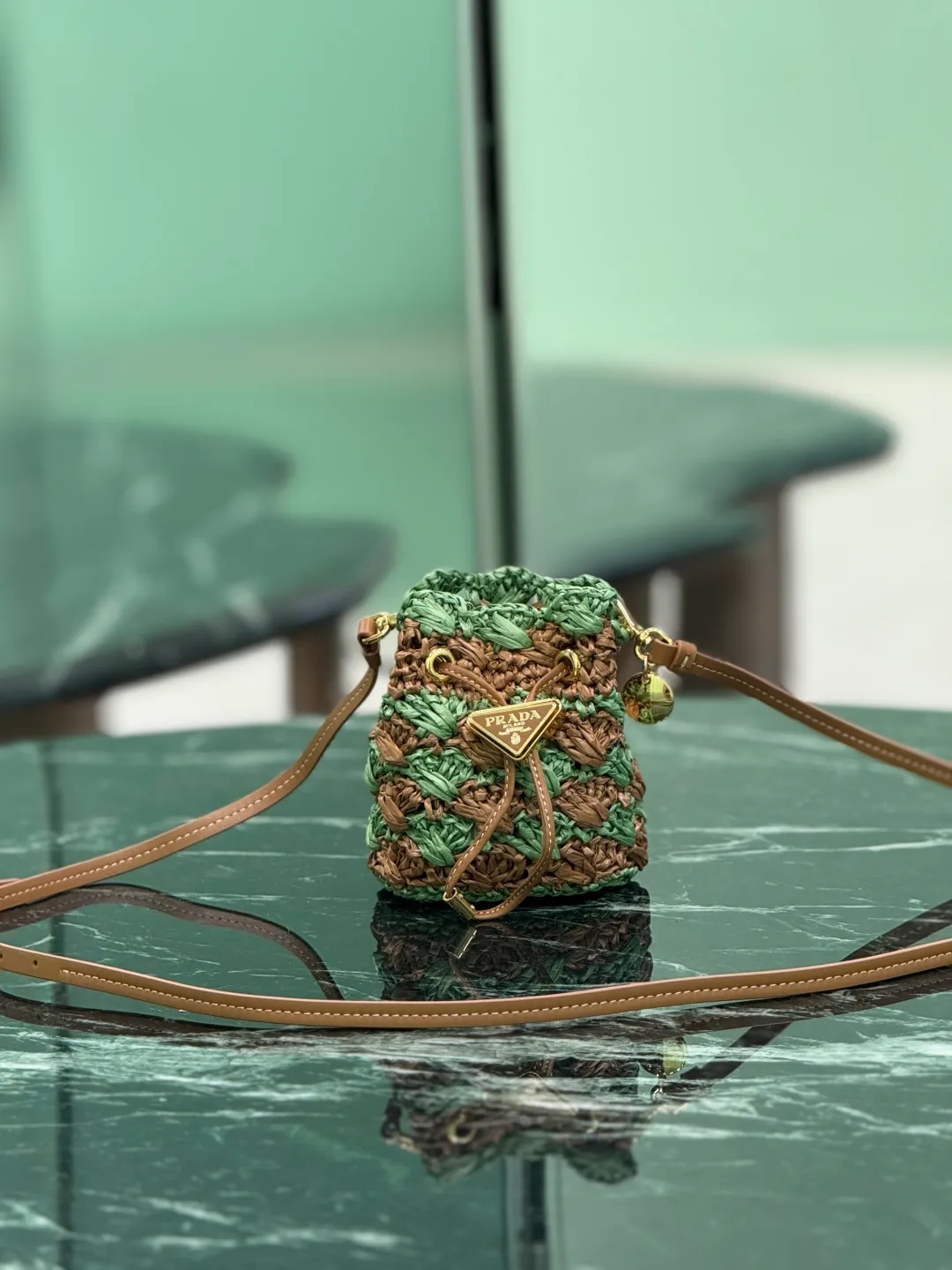 💰900🌟Knitted small bucket The hand-knitted mini bucket is so beautiful! A colorful triangle logo in alternating and enameled metal adorns the fastening. The matching leather shoulder strap can be worn cross-body. so cute! Size: length 10x height 12x bottom 7cm Style number: 1NR040