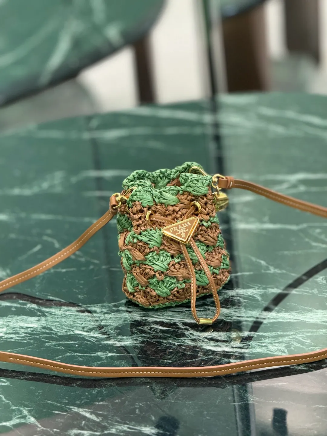 💰900🌟Knitted small bucket The hand-knitted mini bucket is so beautiful! A colorful triangle logo in alternating and enameled metal adorns the fastening. The matching leather shoulder strap can be worn cross-body. so cute! Size: length 10x height 12x bottom 7cm Style number: 1NR040