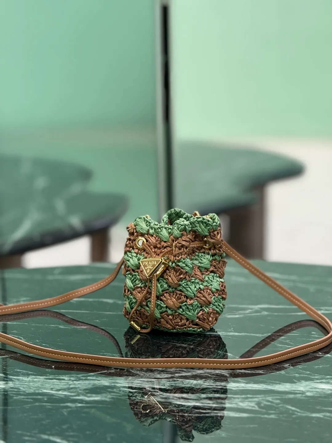 💰900🌟Knitted small bucket The hand-knitted mini bucket is so beautiful! A colorful triangle logo in alternating and enameled metal adorns the fastening. The matching leather shoulder strap can be worn cross-body. so cute! Size: length 10x height 12x bottom 7cm Style number: 1NR040