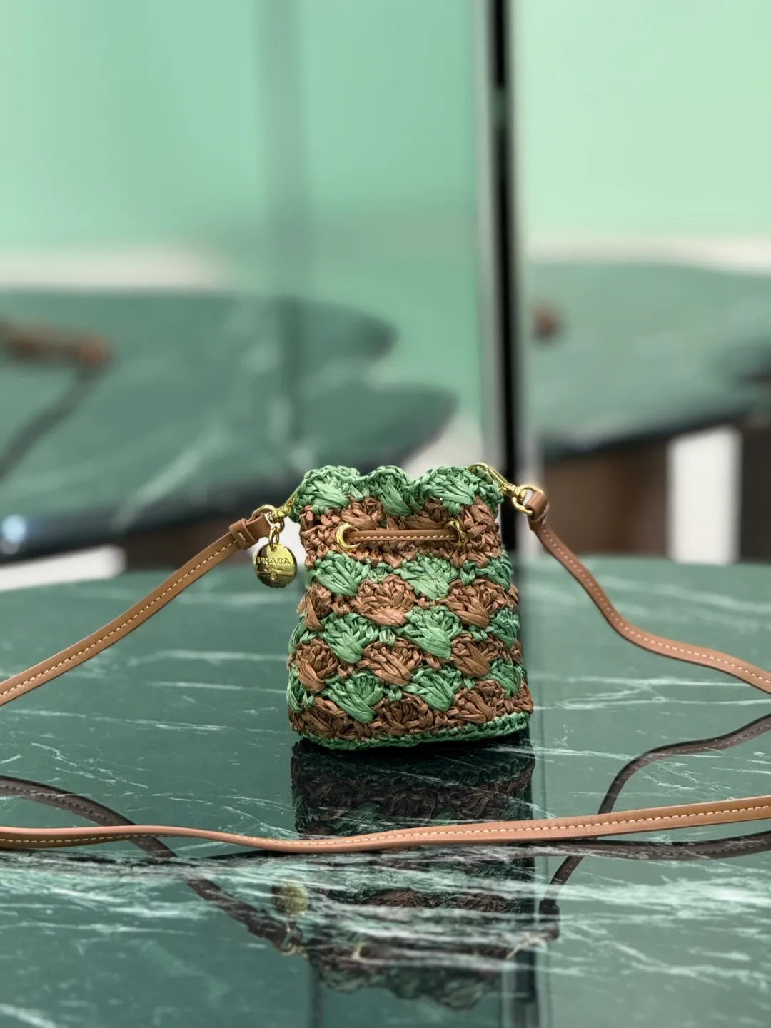 💰900🌟Knitted small bucket The hand-knitted mini bucket is so beautiful! A colorful triangle logo in alternating and enameled metal adorns the fastening. The matching leather shoulder strap can be worn cross-body. so cute! Size: length 10x height 12x bottom 7cm Style number: 1NR040