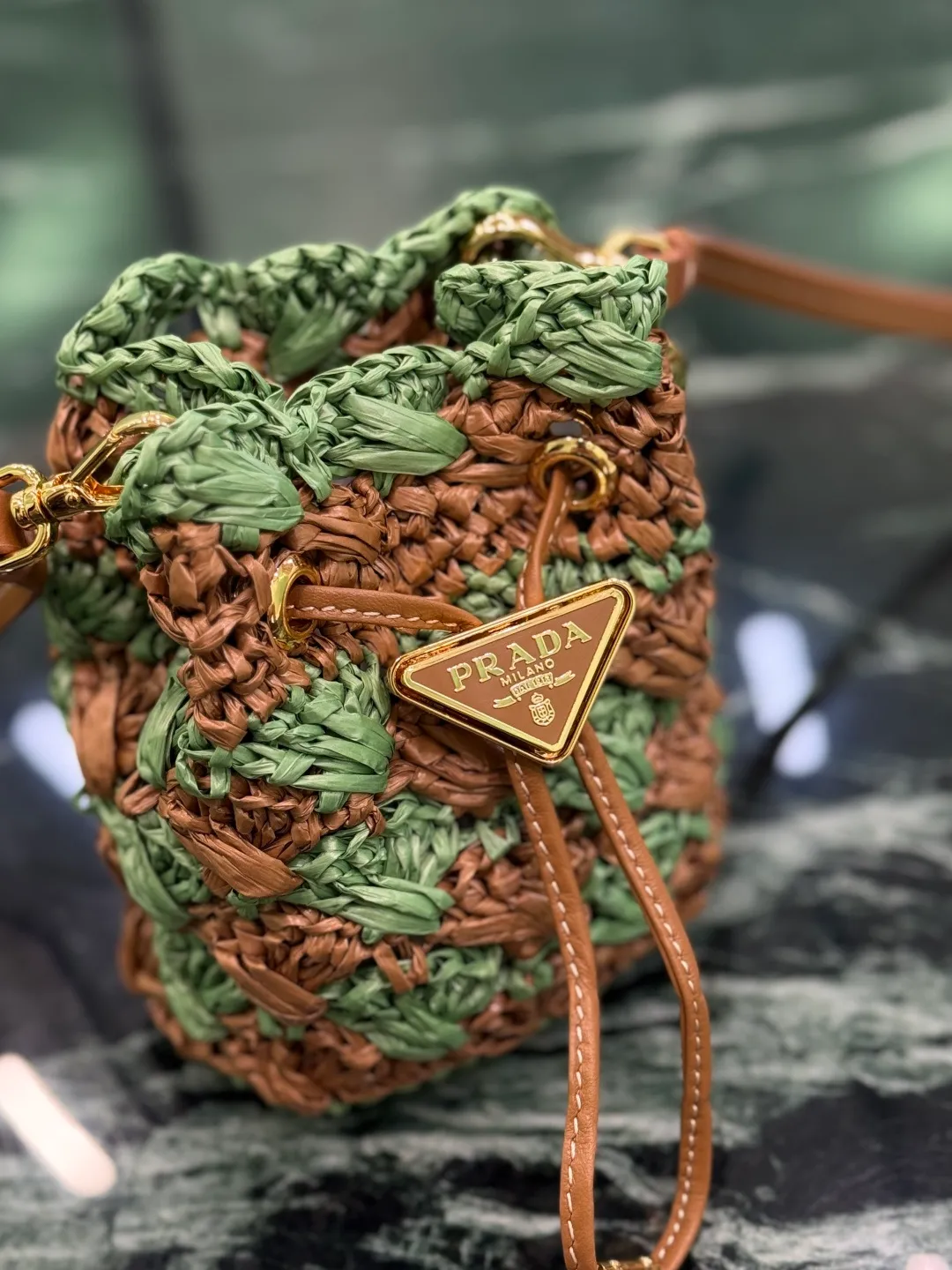 💰900🌟Knitted small bucket The hand-knitted mini bucket is so beautiful! A colorful triangle logo in alternating and enameled metal adorns the fastening. The matching leather shoulder strap can be worn cross-body. so cute! Size: length 10x height 12x bottom 7cm Style number: 1NR040