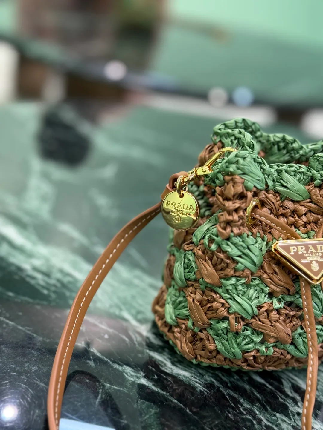 💰900🌟Knitted small bucket The hand-knitted mini bucket is so beautiful! A colorful triangle logo in alternating and enameled metal adorns the fastening. The matching leather shoulder strap can be worn cross-body. so cute! Size: length 10x height 12x bottom 7cm Style number: 1NR040