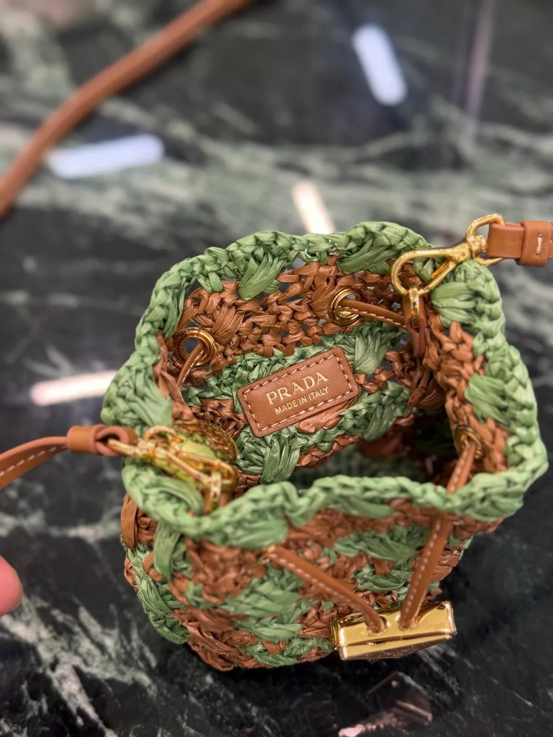 💰900🌟Knitted small bucket The hand-knitted mini bucket is so beautiful! A colorful triangle logo in alternating and enameled metal adorns the fastening. The matching leather shoulder strap can be worn cross-body. so cute! Size: length 10x height 12x bottom 7cm Style number: 1NR040