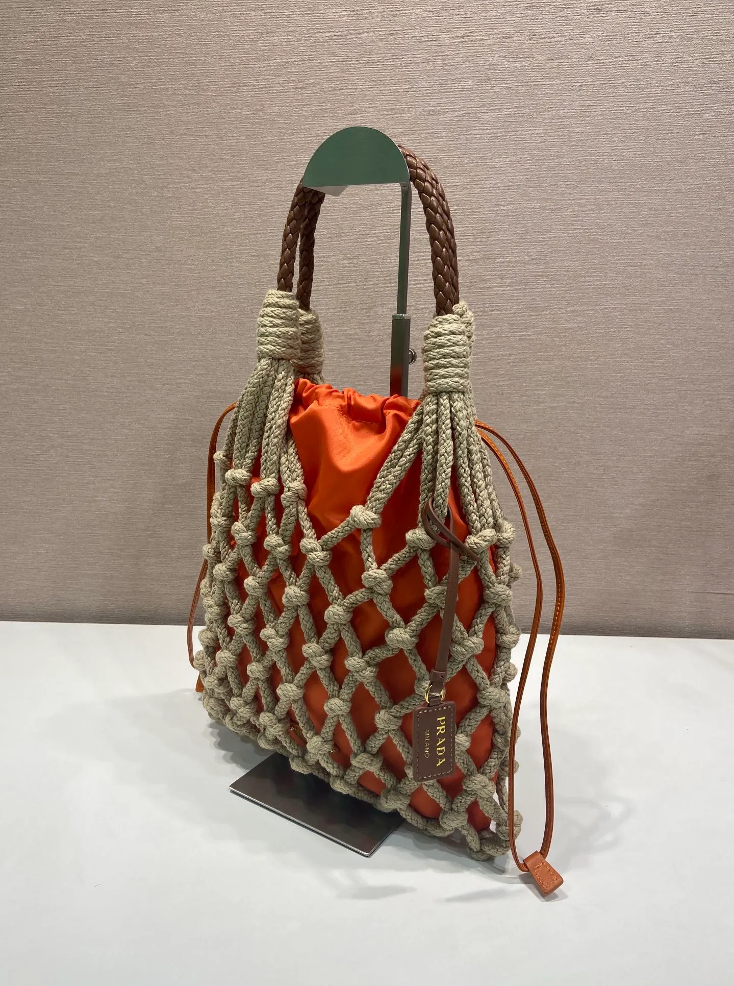 💰1060🎉New arrival🎉1BC111 weaving🎉🎉 The macramé design of this handmade cord bag is made of purely hand-woven and nylon fabrics, which embodies fresh elegance and a true sense of freedom. Braided leather handle, detachable leather pendant and metal hardware, detachable drawstring, 2-in-1 design, large capacity and very stylish. Hurry up and get it🎉🎉Inside nylon: length 29x height 35cm, outer woven bag: length 30x height 37cm