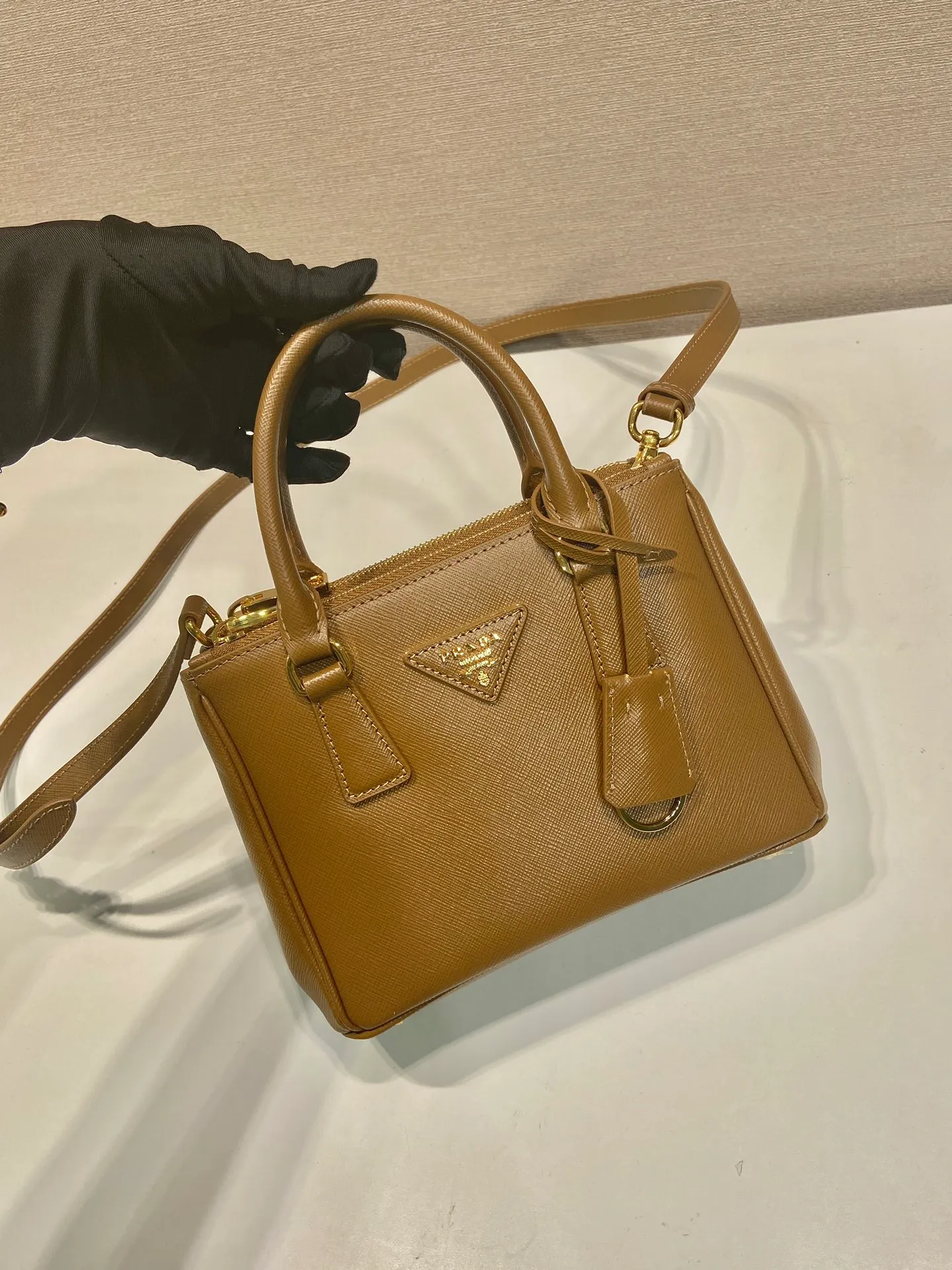 💰1700, 🎉mini killer🎉1BA906, this Galleria handbag is made of iconic Saffiano leather, equipped with a detachable shoulder strap, top brushed hardware👍👍, it is a chic interpretation of classic and timeless elegance. For beauties in the current era of fashionable small bags. It’s worth owning, it can be used easily for girls’ daily travel📱💄🚗🔑, it has a large capacity, is beautiful and practical🙊🙊It is a bag that will never go out of style anytime you use it😘😘Hurry up and get it👏👏 Length 20x Height 15x Bottom 9.5cm