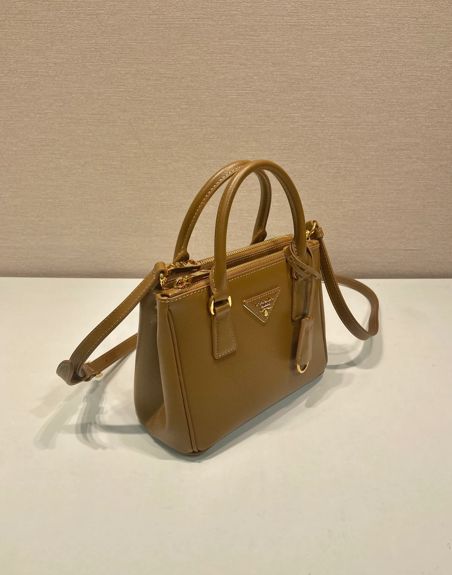 💰1700, 🎉mini killer🎉1BA906, this Galleria handbag is made of iconic Saffiano leather, equipped with a detachable shoulder strap, top brushed hardware👍👍, it is a chic interpretation of classic and timeless elegance. For beauties in the current era of fashionable small bags. It’s worth owning, it can be used easily for girls’ daily travel📱💄🚗🔑, it has a large capacity, is beautiful and practical🙊🙊It is a bag that will never go out of style anytime you use it😘😘Hurry up and get it👏👏 Length 20x Height 15x Bottom 9.5cm