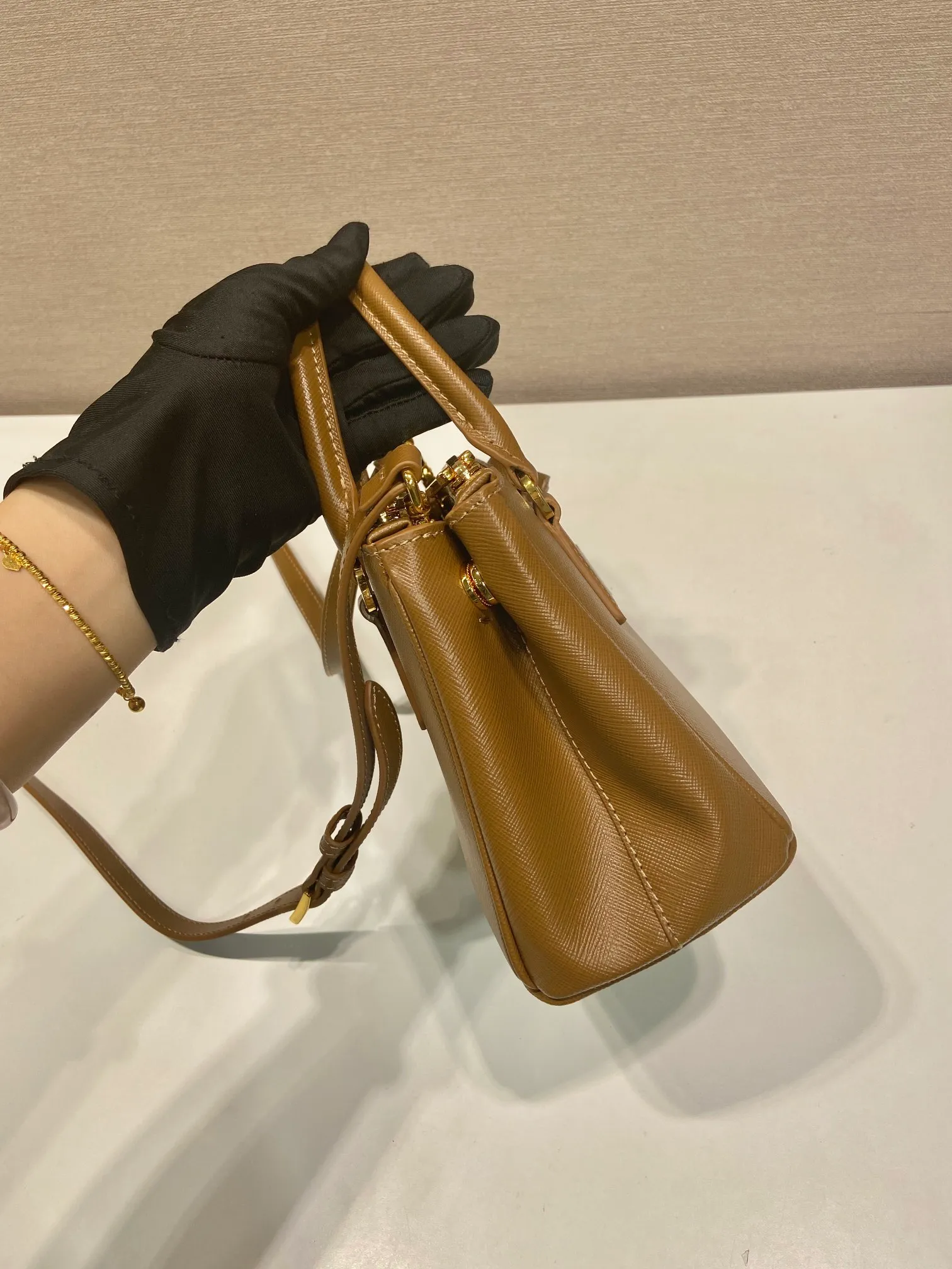 💰1700, 🎉mini killer🎉1BA906, this Galleria handbag is made of iconic Saffiano leather, equipped with a detachable shoulder strap, top brushed hardware👍👍, it is a chic interpretation of classic and timeless elegance. For beauties in the current era of fashionable small bags. It’s worth owning, it can be used easily for girls’ daily travel📱💄🚗🔑, it has a large capacity, is beautiful and practical🙊🙊It is a bag that will never go out of style anytime you use it😘😘Hurry up and get it👏👏 Length 20x Height 15x Bottom 9.5cm