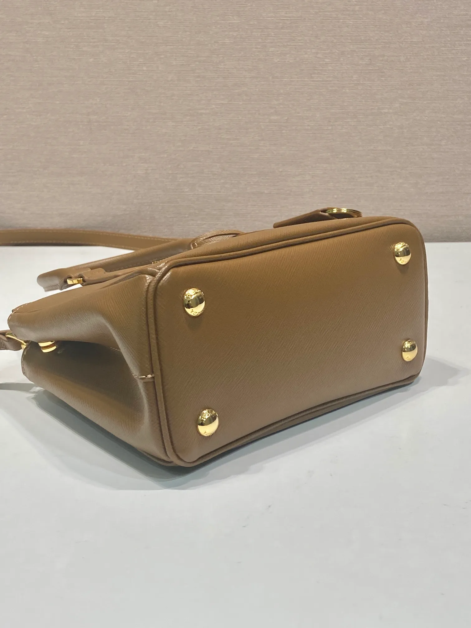 💰1700, 🎉mini killer🎉1BA906, this Galleria handbag is made of iconic Saffiano leather, equipped with a detachable shoulder strap, top brushed hardware👍👍, it is a chic interpretation of classic and timeless elegance. For beauties in the current era of fashionable small bags. It’s worth owning, it can be used easily for girls’ daily travel📱💄🚗🔑, it has a large capacity, is beautiful and practical🙊🙊It is a bag that will never go out of style anytime you use it😘😘Hurry up and get it👏👏 Length 20x Height 15x Bottom 9.5cm