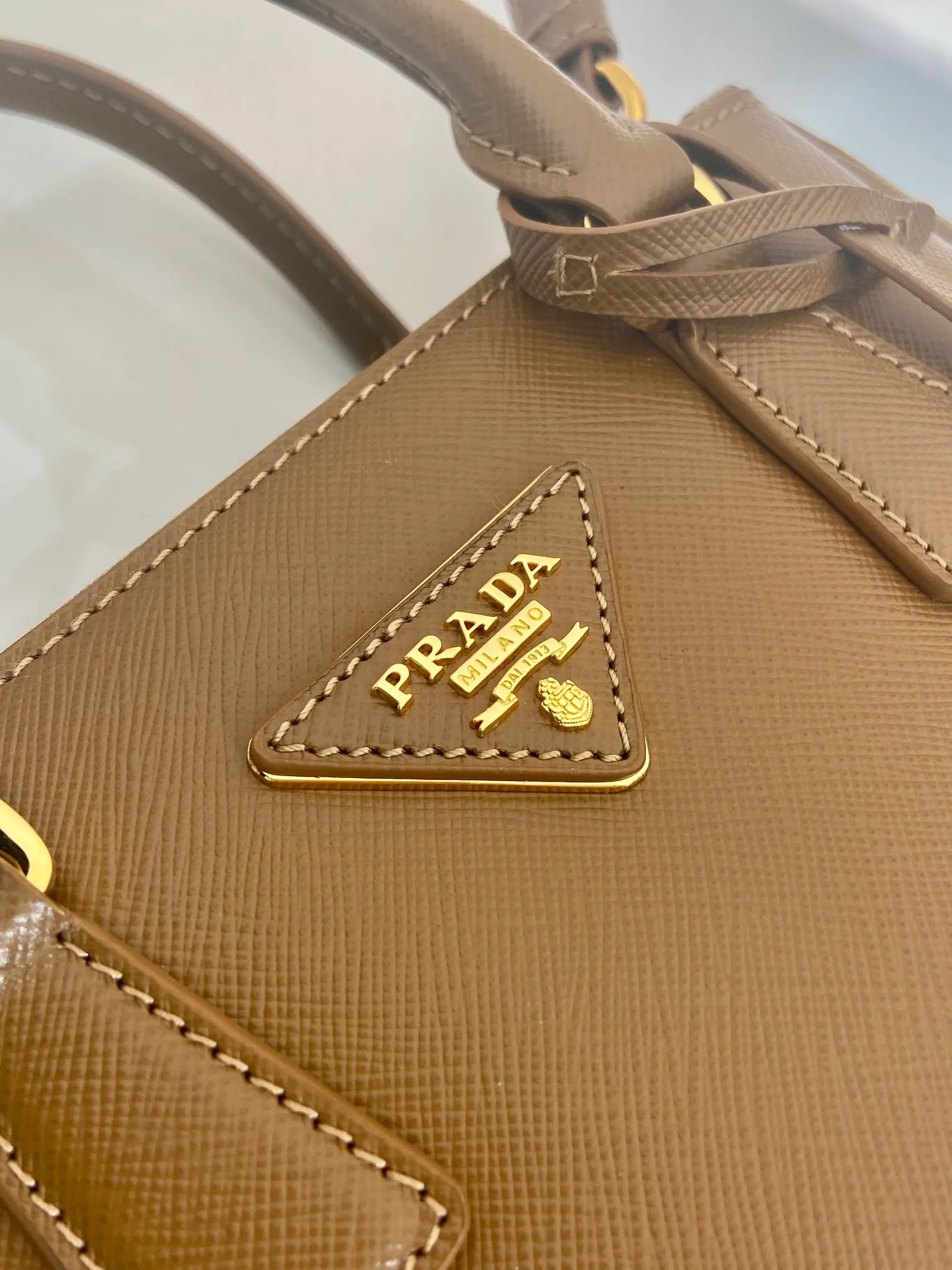 💰1700, 🎉mini killer🎉1BA906, this Galleria handbag is made of iconic Saffiano leather, equipped with a detachable shoulder strap, top brushed hardware👍👍, it is a chic interpretation of classic and timeless elegance. For beauties in the current era of fashionable small bags. It’s worth owning, it can be used easily for girls’ daily travel📱💄🚗🔑, it has a large capacity, is beautiful and practical🙊🙊It is a bag that will never go out of style anytime you use it😘😘Hurry up and get it👏👏 Length 20x Height 15x Bottom 9.5cm
