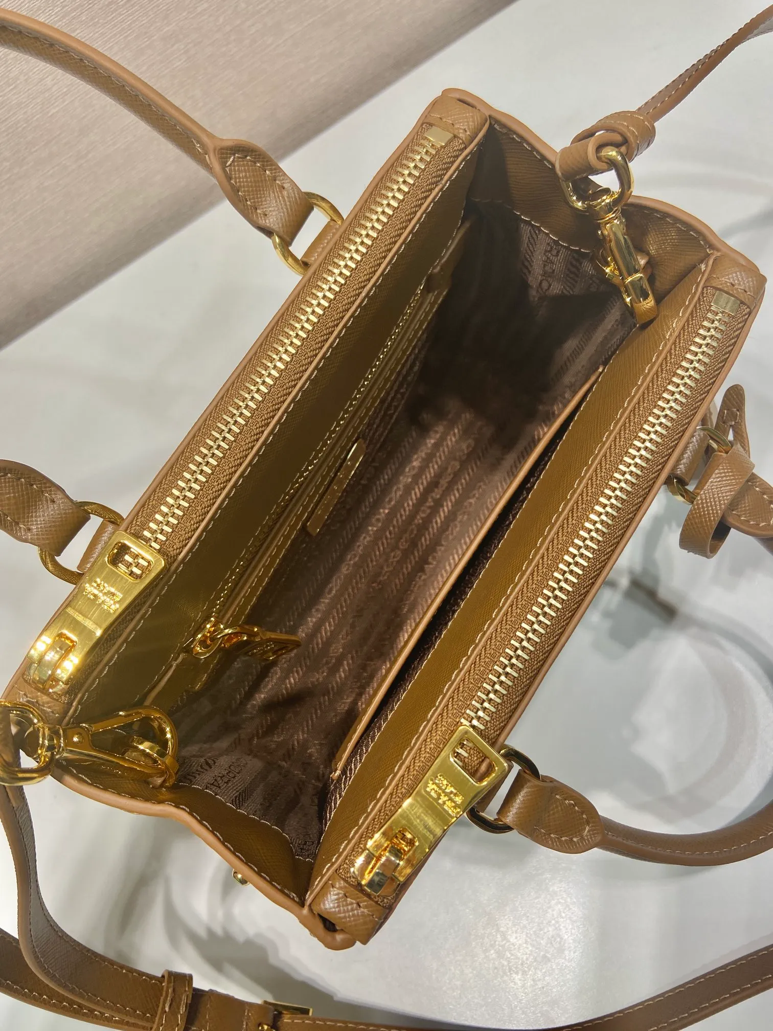 💰1700, 🎉mini killer🎉1BA906, this Galleria handbag is made of iconic Saffiano leather, equipped with a detachable shoulder strap, top brushed hardware👍👍, it is a chic interpretation of classic and timeless elegance. For beauties in the current era of fashionable small bags. It’s worth owning, it can be used easily for girls’ daily travel📱💄🚗🔑, it has a large capacity, is beautiful and practical🙊🙊It is a bag that will never go out of style anytime you use it😘😘Hurry up and get it👏👏 Length 20x Height 15x Bottom 9.5cm