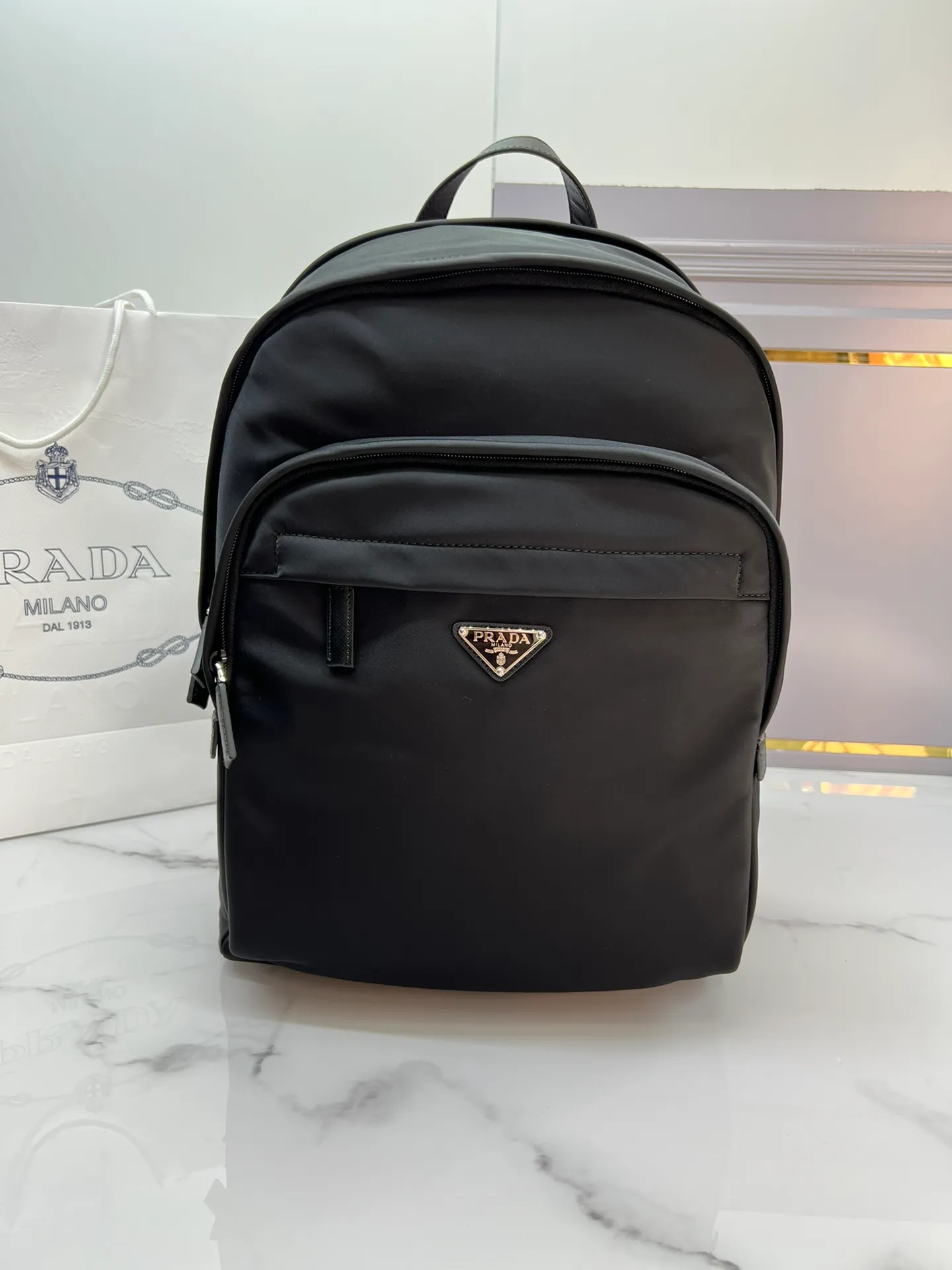 💰1320✨New hot product✨Original quality P family latest model 2VZ048 Triangular enamel nameplate logo Imported original parachute fabric Using imported equipment✈️+ The lines are all clear ZP synchronization hardware accessories Two zipper outer pockets The back padding has perfect details comparable to ZP Fashionable and versatile, a must-have for business trips Size 31*20*43.5🎁