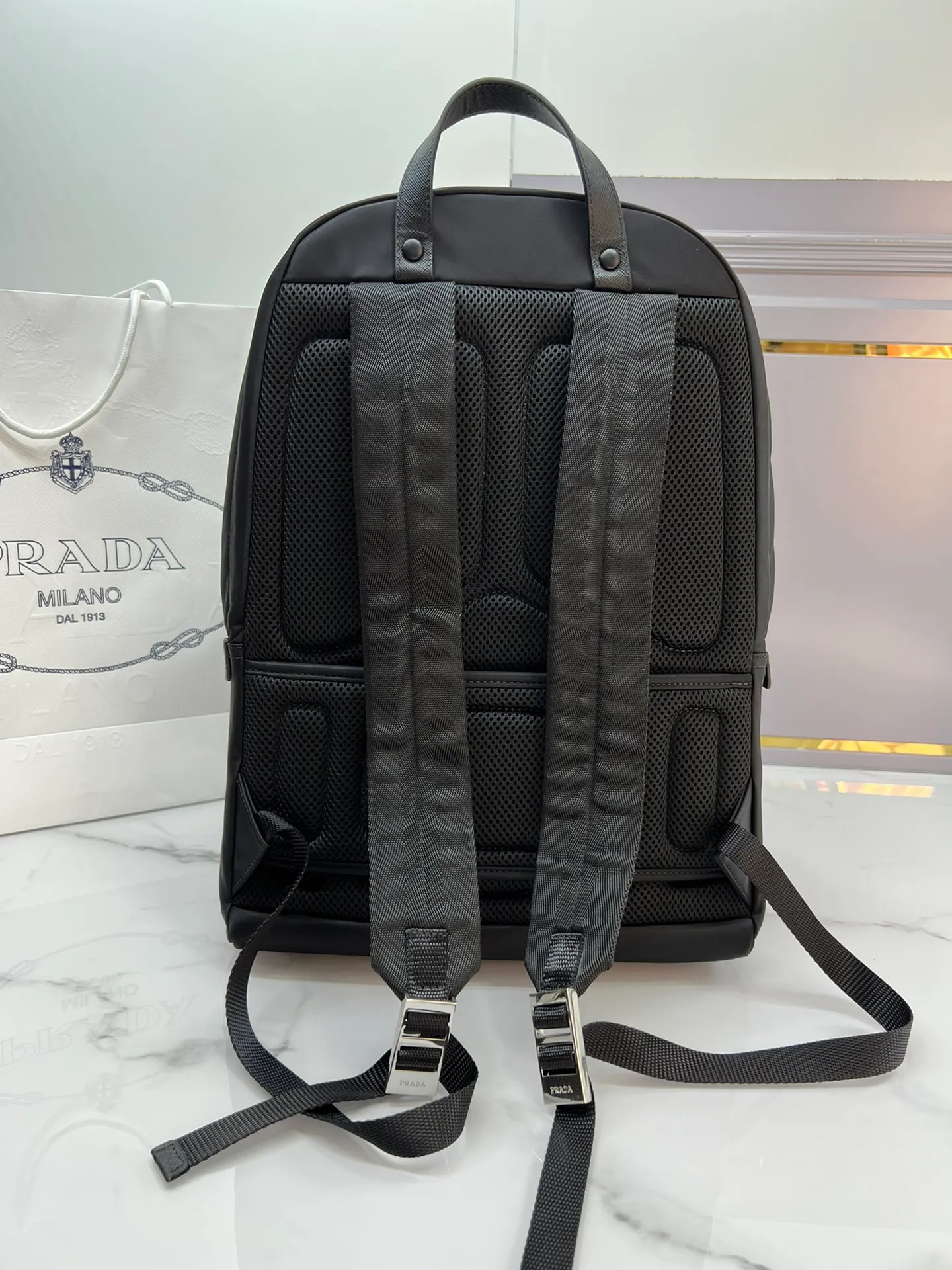 💰1320✨New hot product✨Original quality P family latest model 2VZ048 Triangular enamel nameplate logo Imported original parachute fabric Using imported equipment✈️+ The lines are all clear ZP synchronization hardware accessories Two zipper outer pockets The back padding has perfect details comparable to ZP Fashionable and versatile, a must-have for business trips Size 31*20*43.5🎁
