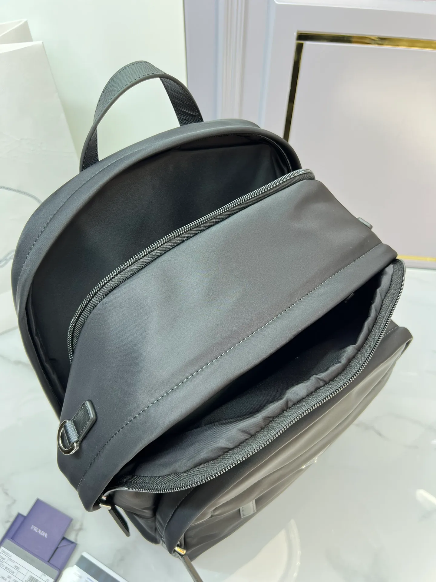 💰1320✨New hot product✨Original quality P family latest model 2VZ048 Triangular enamel nameplate logo Imported original parachute fabric Using imported equipment✈️+ The lines are all clear ZP synchronization hardware accessories Two zipper outer pockets The back padding has perfect details comparable to ZP Fashionable and versatile, a must-have for business trips Size 31*20*43.5🎁