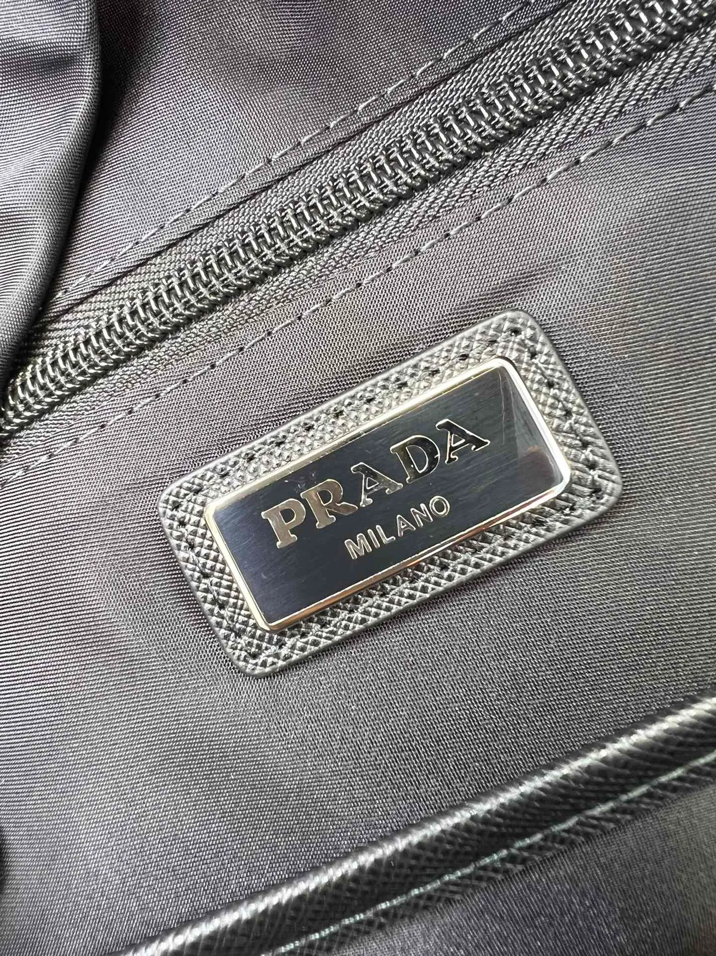 💰1320✨New hot product✨Original quality P family latest model 2VZ048 Triangular enamel nameplate logo Imported original parachute fabric Using imported equipment✈️+ The lines are all clear ZP synchronization hardware accessories Two zipper outer pockets The back padding has perfect details comparable to ZP Fashionable and versatile, a must-have for business trips Size 31*20*43.5🎁