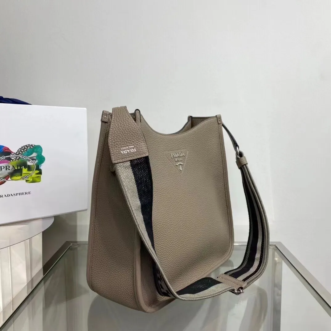 p1400¥👏New fabric cross-body bag👏1BC073/large tote bag This leather mini shoulder bag has a simple design. A metallic triangle logo on the front adds signature tone. Equipped with detachable/adjustable logo printed webbing, the upper body effect is very beautiful😘😘highlighting its modern style. High fashion is the main fashion for daily matching. Hurry up and get it, it’s so beautiful👏👏Length 30xH 28xH 12cm👏👏👏😘😘😘