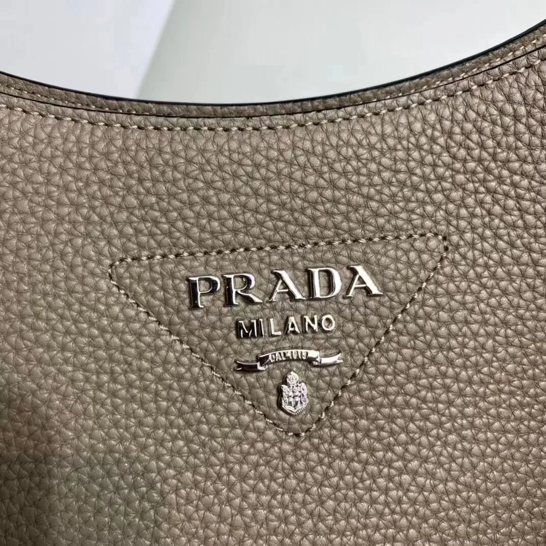 p1400¥👏New fabric cross-body bag👏1BC073/large tote bag This leather mini shoulder bag has a simple design. A metallic triangle logo on the front adds signature tone. Equipped with detachable/adjustable logo printed webbing, the upper body effect is very beautiful😘😘highlighting its modern style. High fashion is the main fashion for daily matching. Hurry up and get it, it’s so beautiful👏👏Length 30xH 28xH 12cm👏👏👏😘😘😘