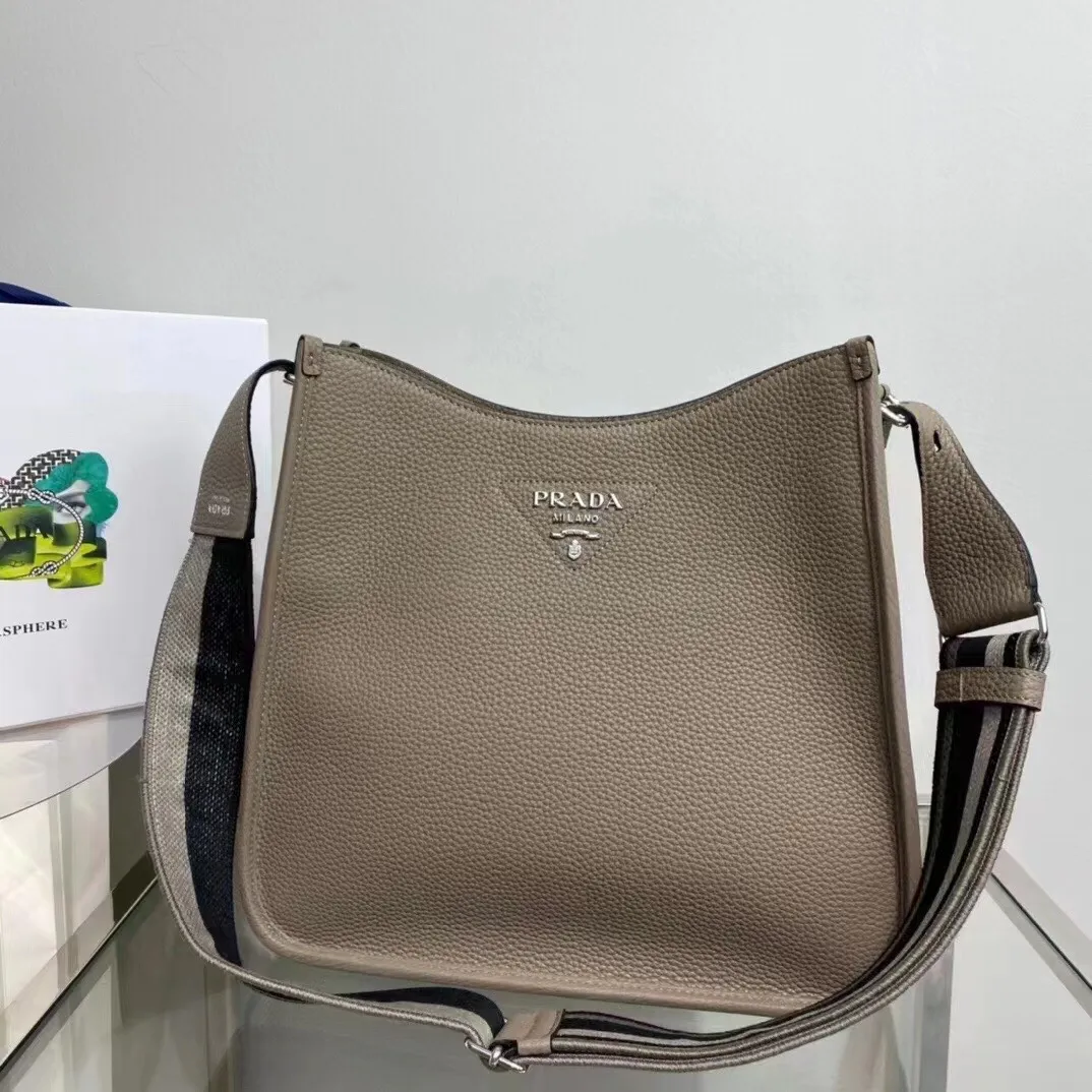 p1400¥👏New fabric cross-body bag👏1BC073/large tote bag This leather mini shoulder bag has a simple design. A metallic triangle logo on the front adds signature tone. Equipped with detachable/adjustable logo printed webbing, the upper body effect is very beautiful😘😘highlighting its modern style. High fashion is the main fashion for daily matching. Hurry up and get it, it’s so beautiful👏👏Length 30xH 28xH 12cm👏👏👏😘😘😘