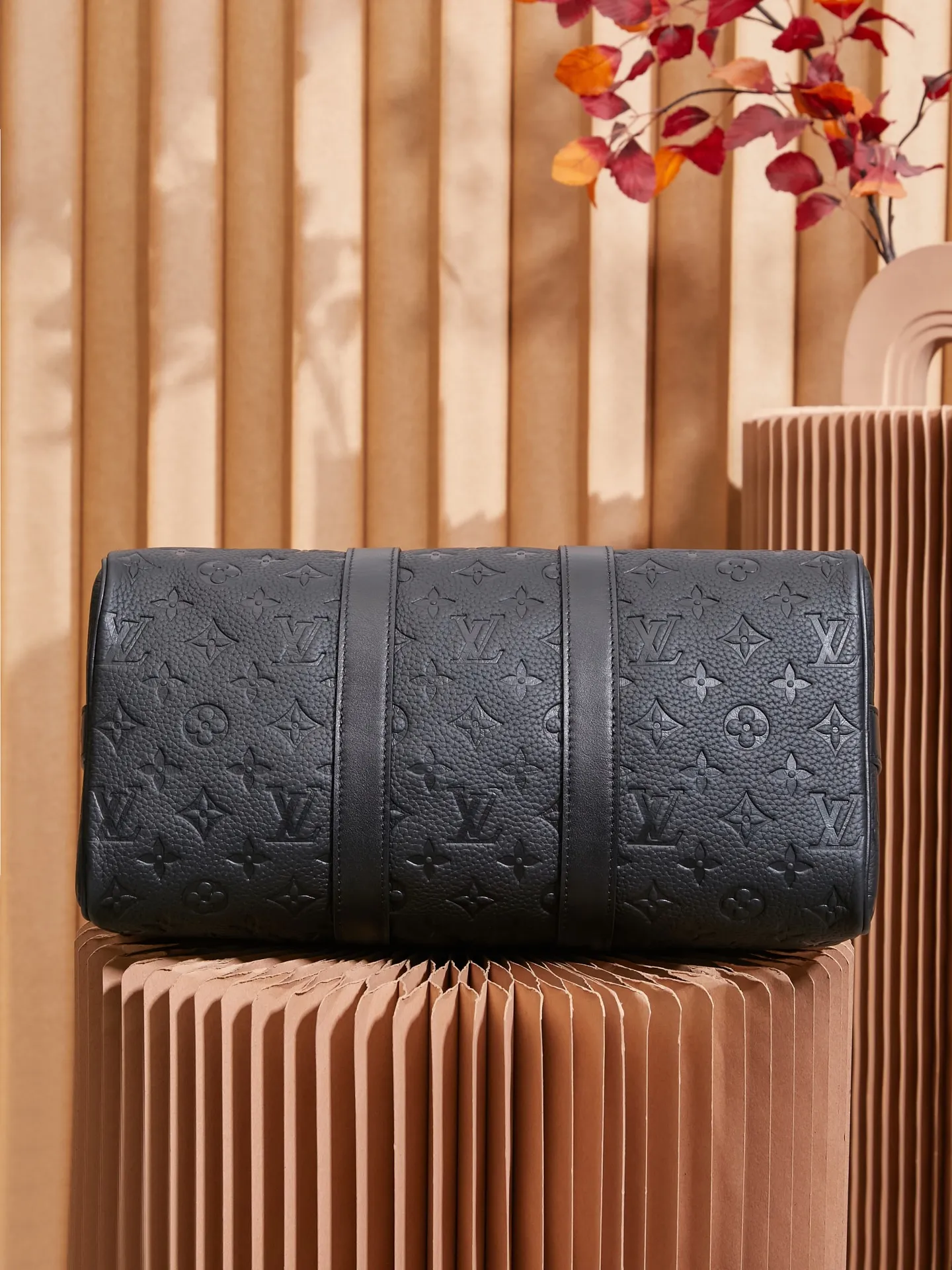 P¥1100👉nfc163C01 dynamic chip version👈[Top-level inspection-free, all-steel hardware, original leather] The Keepall Bandoulière 35 handbag is a miniature version of Louis Vuitton’s classic Keepall holiday travel bag. Full-grain Taurillon leather embossed with the Monogram pattern, leather side straps and top leather handle continue the signature elements of the Keepall collection, and the shoulder strap is removable and adjustable. Monogram embossed Taurillon leather - Calfskin trim - Textile lining - Metal hardware - Zip closure - Removable designer label - Pair of internal slip pockets - Shoulder strap: removable and adjustable! ! Model: M22765; Size: 34x21x16CM