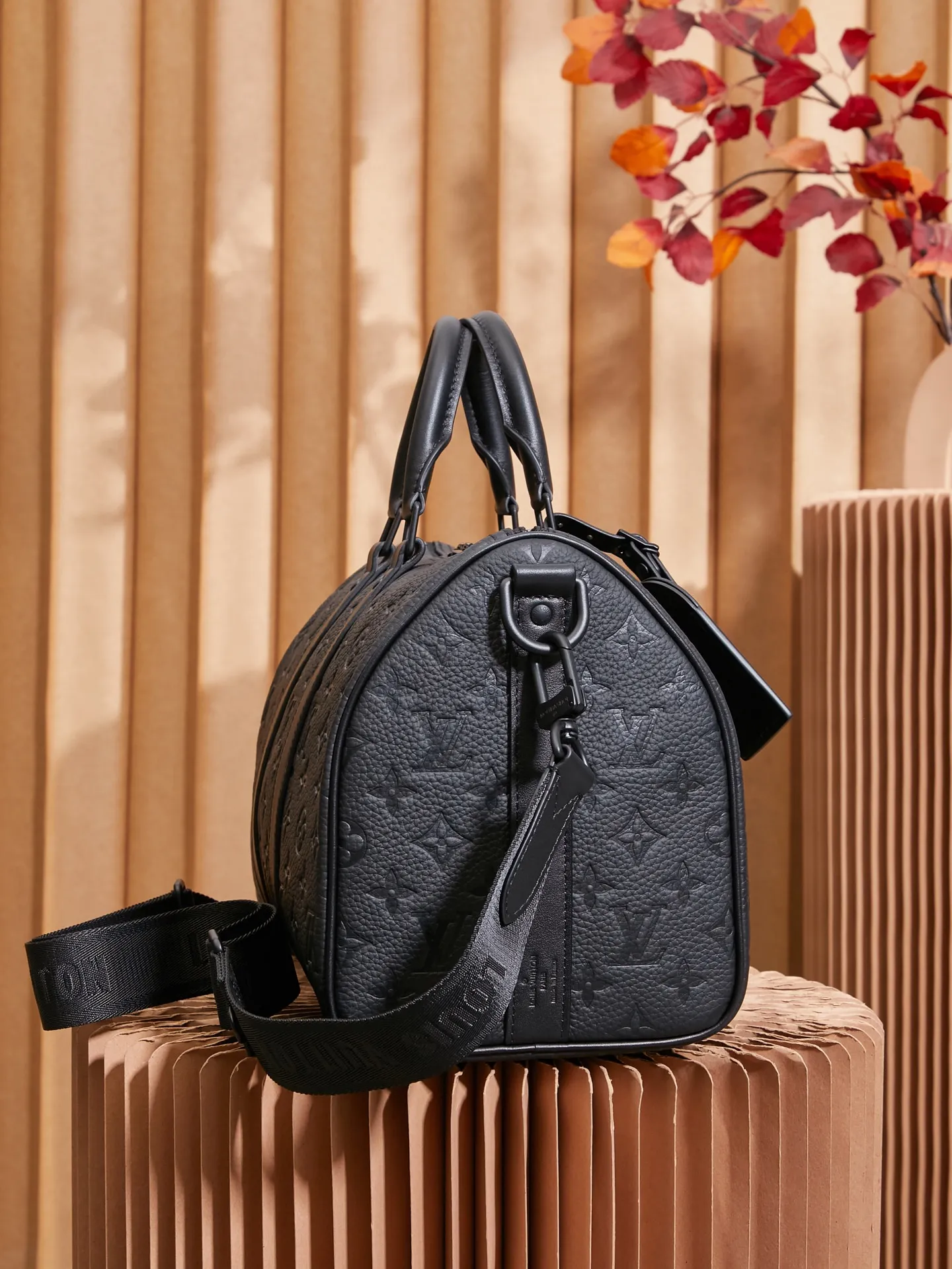 P¥1100👉nfc163C01 dynamic chip version👈[Top-level inspection-free, all-steel hardware, original leather] The Keepall Bandoulière 35 handbag is a miniature version of Louis Vuitton’s classic Keepall holiday travel bag. Full-grain Taurillon leather embossed with the Monogram pattern, leather side straps and top leather handle continue the signature elements of the Keepall collection, and the shoulder strap is removable and adjustable. Monogram embossed Taurillon leather - Calfskin trim - Textile lining - Metal hardware - Zip closure - Removable designer label - Pair of internal slip pockets - Shoulder strap: removable and adjustable! ! Model: M22765; Size: 34x21x16CM