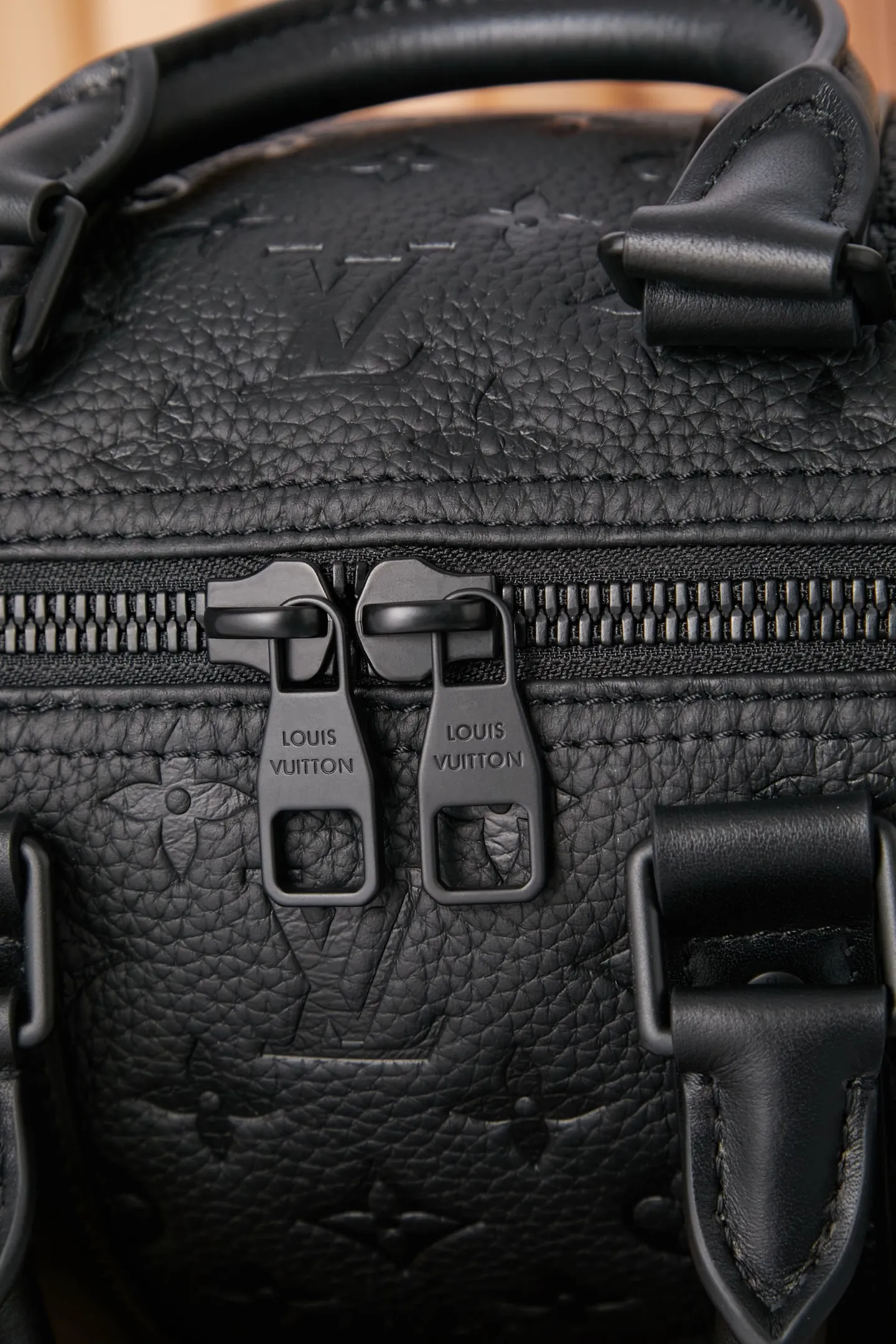 P¥1100👉nfc163C01 dynamic chip version👈[Top-level inspection-free, all-steel hardware, original leather] The Keepall Bandoulière 35 handbag is a miniature version of Louis Vuitton’s classic Keepall holiday travel bag. Full-grain Taurillon leather embossed with the Monogram pattern, leather side straps and top leather handle continue the signature elements of the Keepall collection, and the shoulder strap is removable and adjustable. Monogram embossed Taurillon leather - Calfskin trim - Textile lining - Metal hardware - Zip closure - Removable designer label - Pair of internal slip pockets - Shoulder strap: removable and adjustable! ! Model: M22765; Size: 34x21x16CM